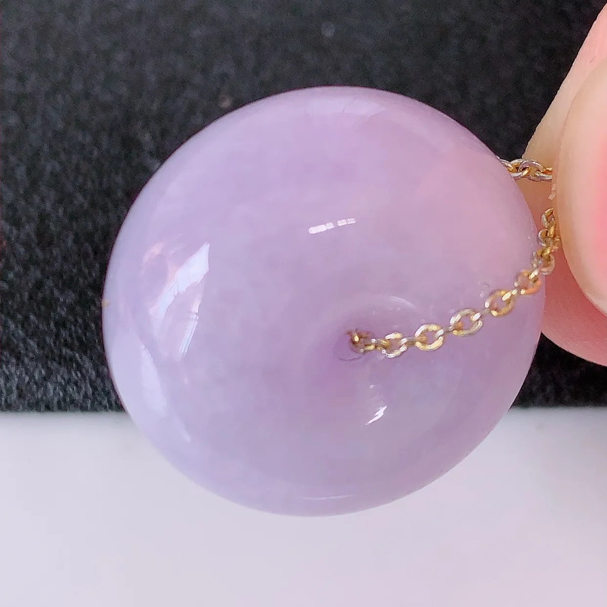 自然光实拍，冰润紫罗兰翡翠路路通吊坠，寓意时来运转、财源滚滚，款式新颖时尚， 日常百搭的款！配图银链