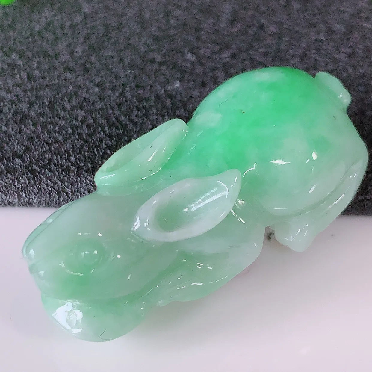 自然光实拍，冰润飘绿翡翠生肖兔子吊坠，种老水足，雕工精湛 ，寓意美好， 佩戴时尚出众！#87.20