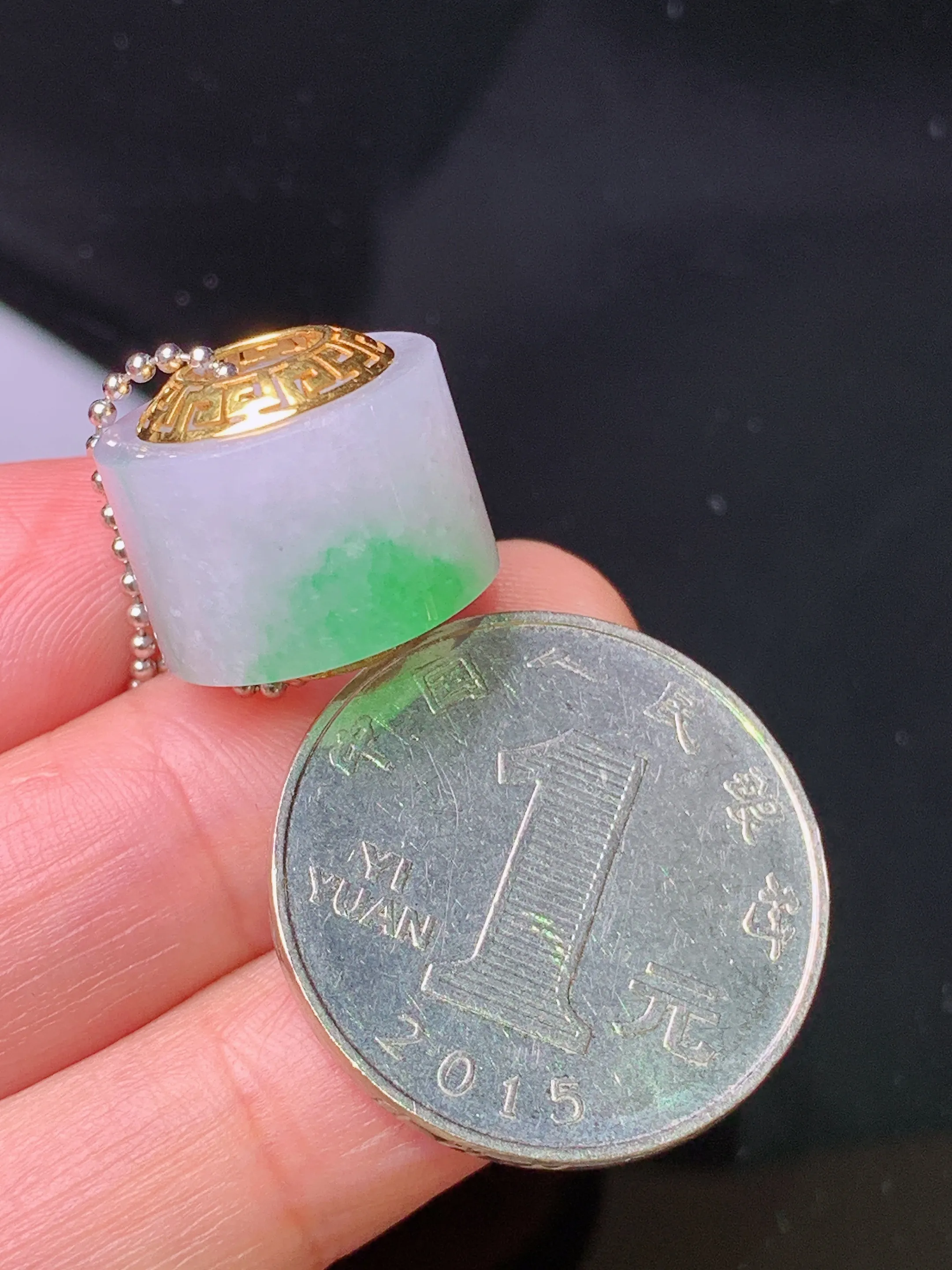 18k金镶嵌飘绿路路通吊坠 玉质细腻 色泽清新艳丽 裸石尺寸15.5*10.2