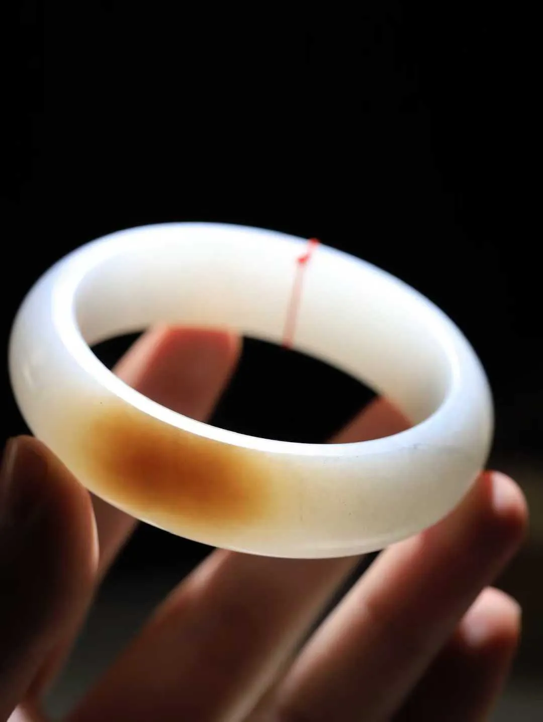 （柔情似水.手镯）

精品和田玉糖白飘青花手镯，玉质温润细腻，镯型饱满圆润，优雅知性，姽婳于幽静兮，又婆娑乎人间，经典款型，古朴典雅。极具灵性，腕间风情，风姿卓越。 
重77.6克   尺寸58.5-17.8-8.6mm    FDL-361101626