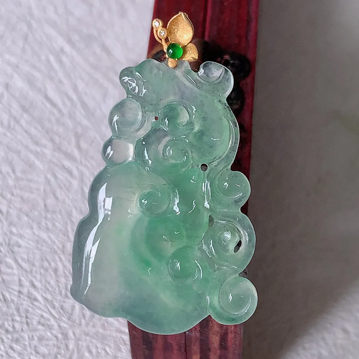 自然光实拍，18k金镶嵌冰种翡翠如意吊坠，寓意顺心如意，事事如意，吉祥如意，细腻饱满，色泽鲜艳，称心如意佩戴优雅时尚！#02.22整体35裸石30*20.5*4.2