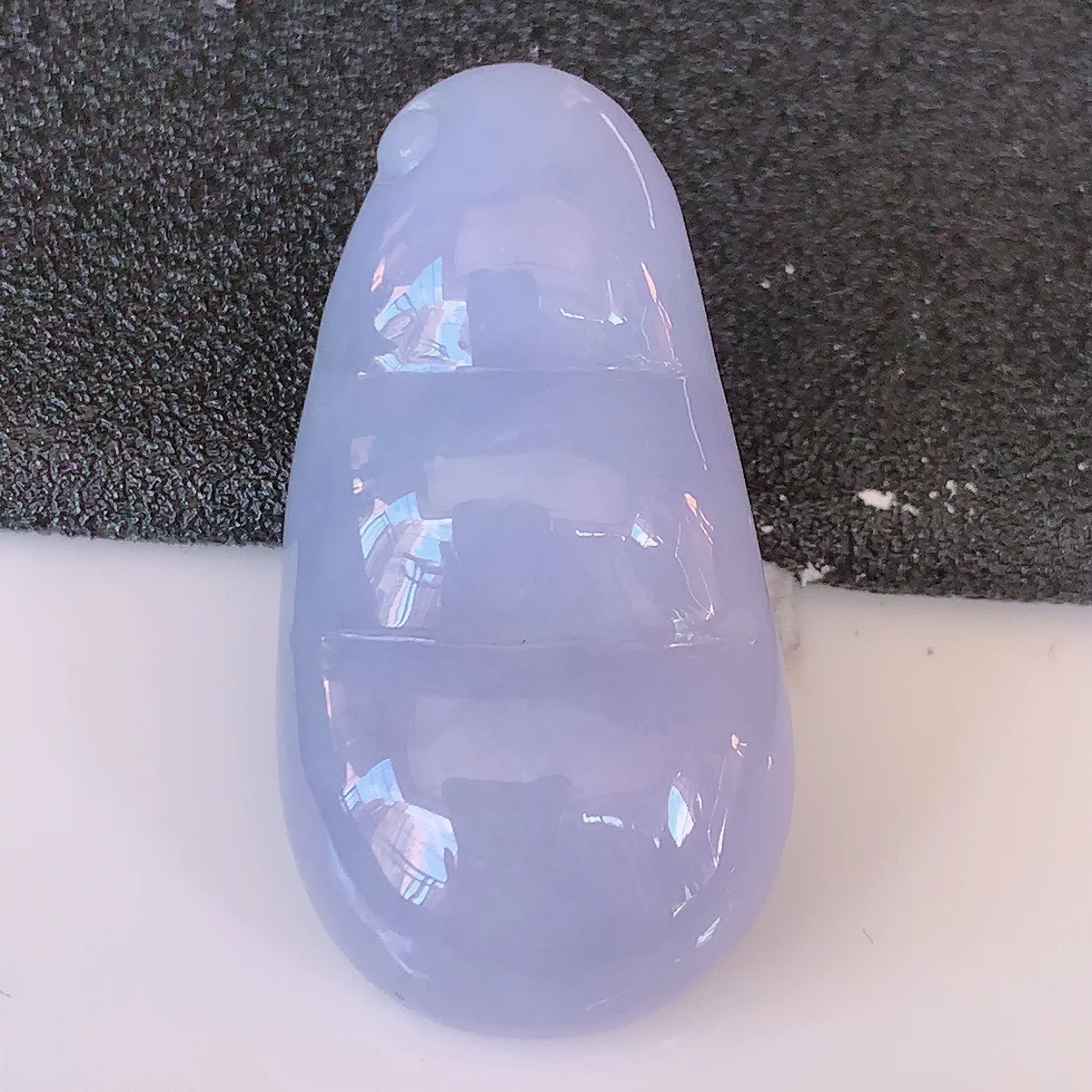 自然光实拍，冰润紫罗兰翡翠福豆吊坠，寓意“四季平安，福气满满”胶感十足，饱满， 佩戴效果优雅迷人！#