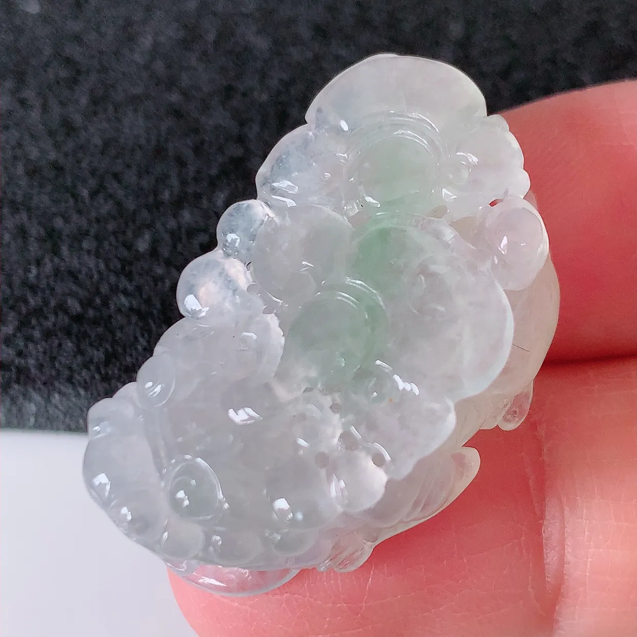 自然光实拍，冰种翡翠招财貔貅吊坠，民间有“一摸貔貅运程旺盛，再摸貔貅财运滚滚，三摸貔貅平步青云 ”的