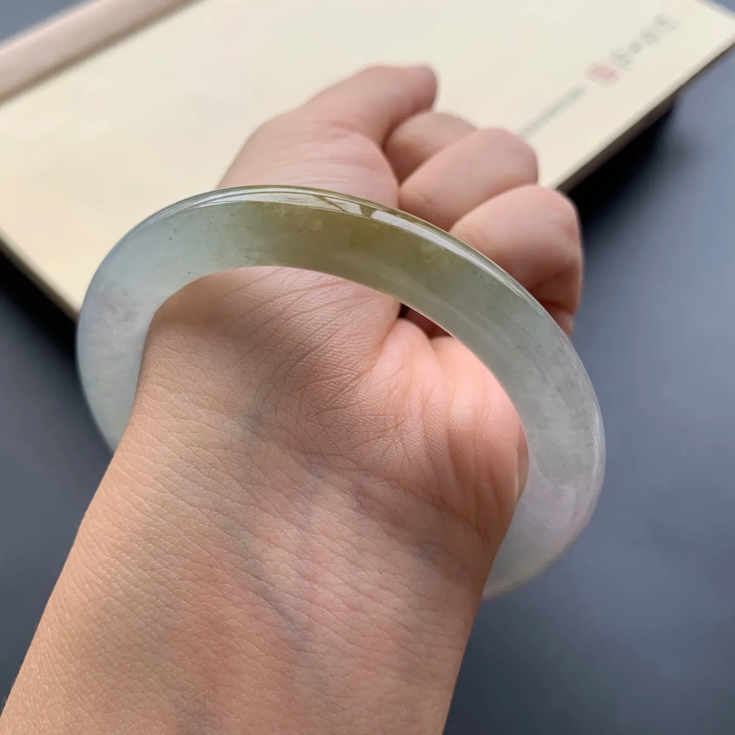 53.6圈口冰飘黄翡圆条手镯 尺寸：53.6-8.8，水润起胶，条形饱满