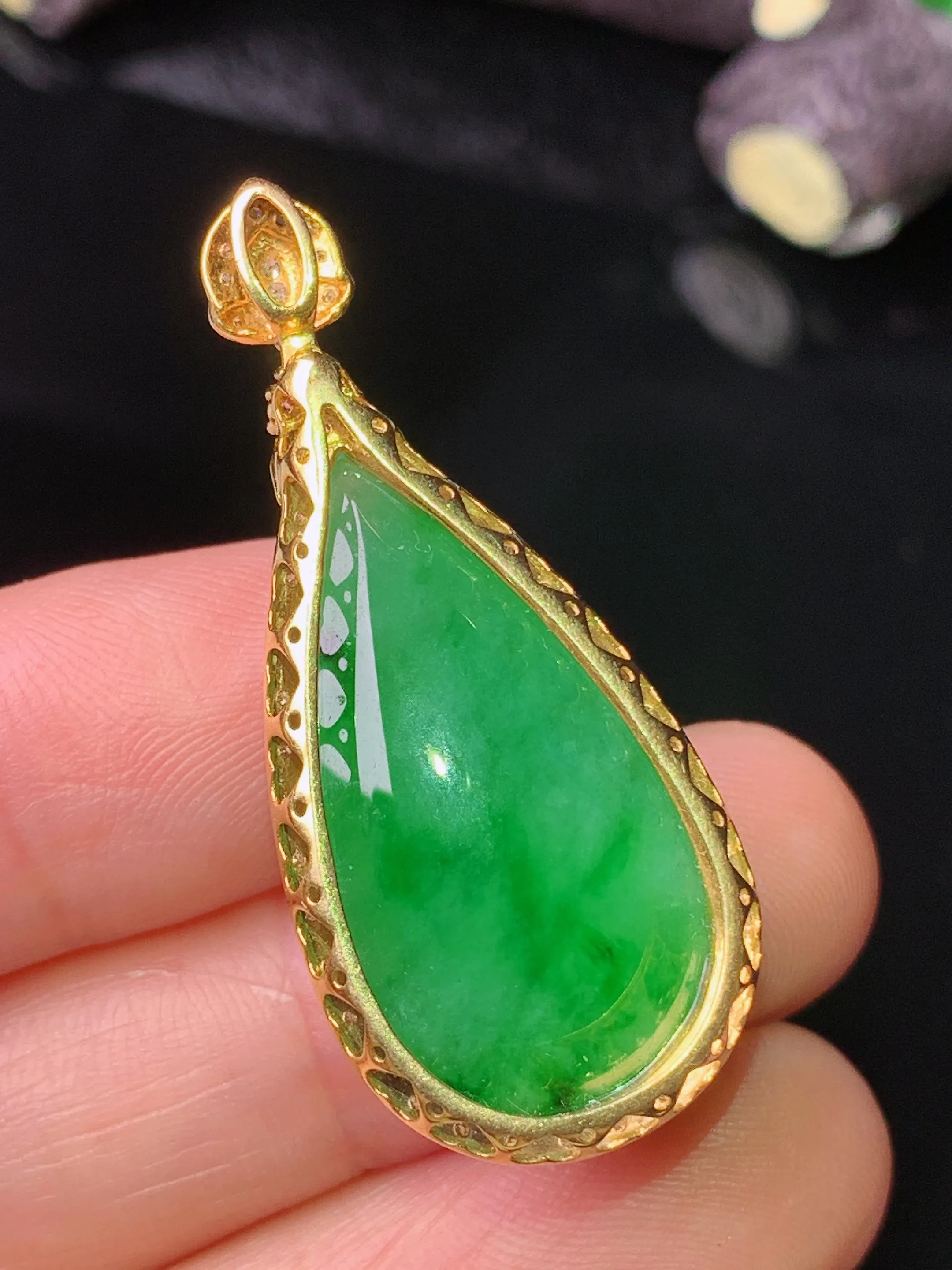 18k金钻镶嵌翠绿水滴吊坠 玉质细腻 色泽清新艳丽 整体尺寸38*16.6*10.2