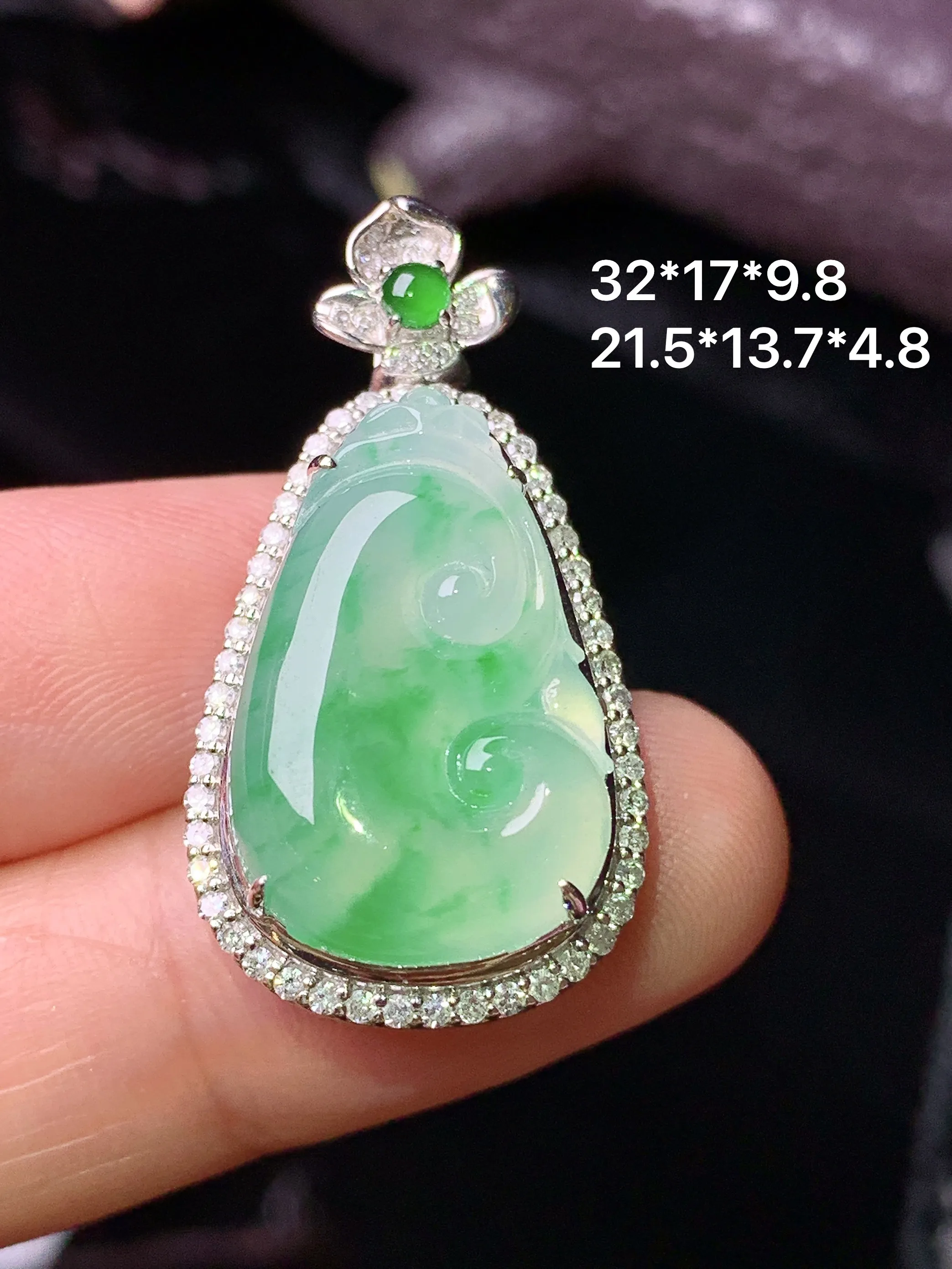 18k金钻镶嵌飘绿如意吊坠 玉质细腻 色泽清新艳丽 整体尺寸32*17*9.8