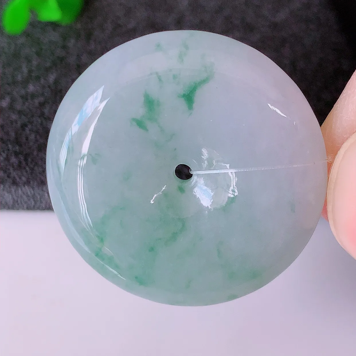 自然光实拍，冰胶飘花翡翠平安扣吊坠，玉扣，平安是福；很美的料子，平安扣佩戴优雅迷人！#49.22