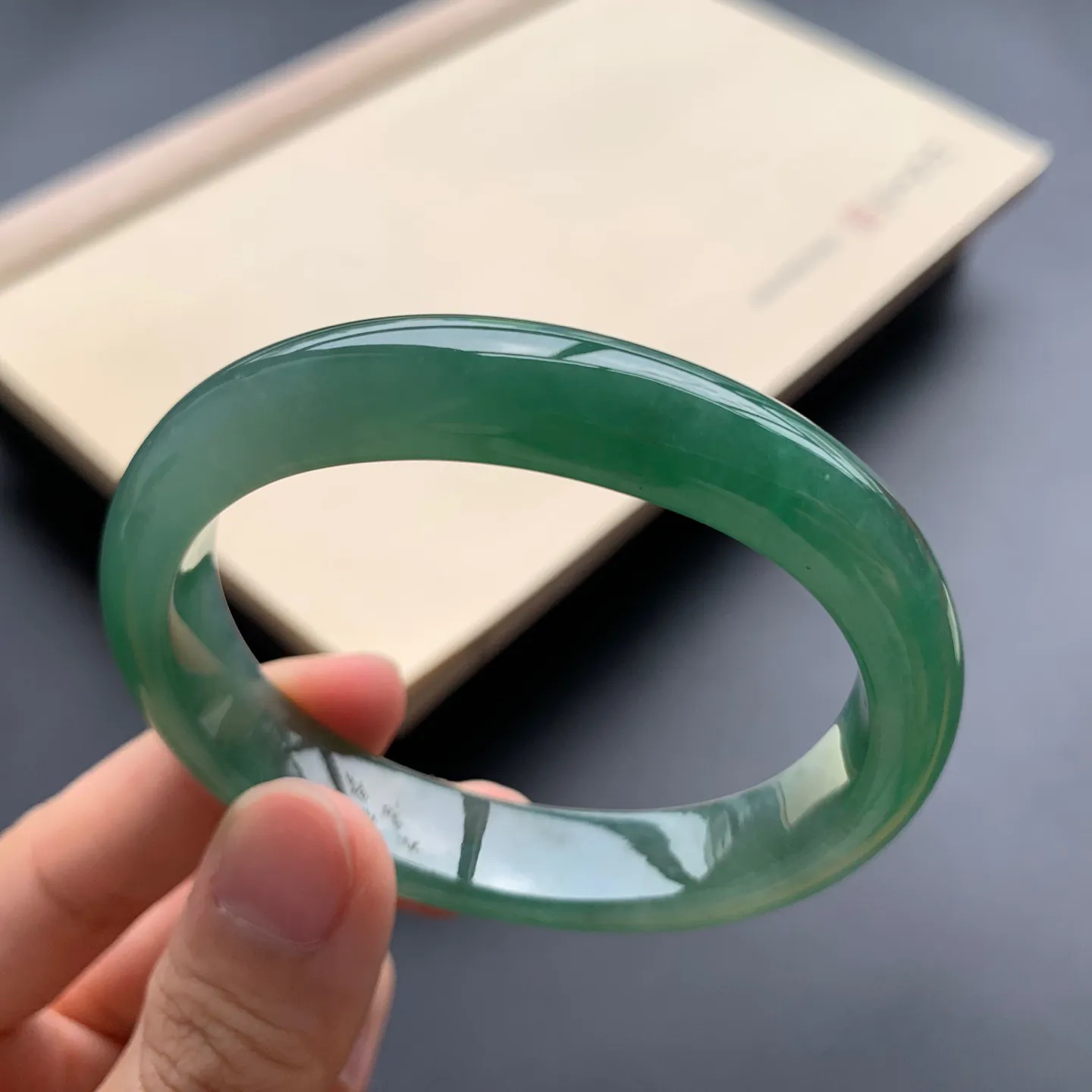 53.3圈口冰油绿贵妃手镯 尺寸：53.3-45-11.5-7.2，无纹裂，水润细腻，胶感十足