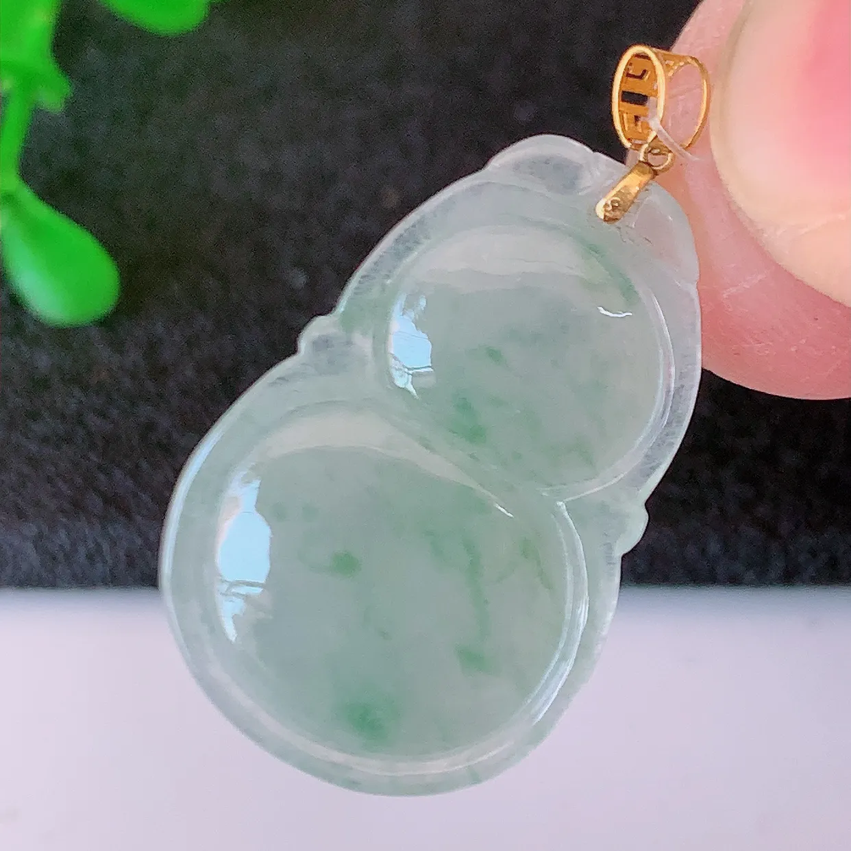 18K金镶嵌冰种飘花葫芦翡翠吊坠，葫芦寓意福禄双全，财源滚滚，佩戴效果优雅迷人！#49.20