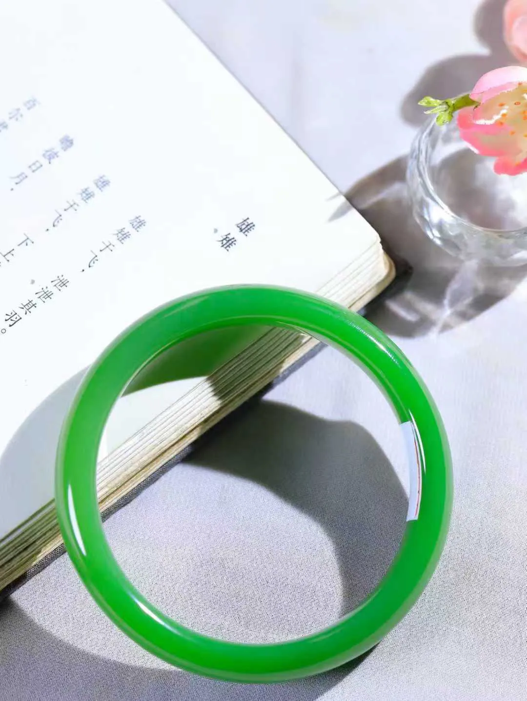 【碧色荡漾·手镯】

典藏级臻品和田玉碧玉手镯，玉质细腻温润，手感舒适，️线条流畅，简约大气，美自天成，佩戴于腕间，婉约之美，举手投足间透出那份低调奢华，醉人心扉。重65克  内径圈口65mm  尺寸13.7-8.2mm  FDA-661101633