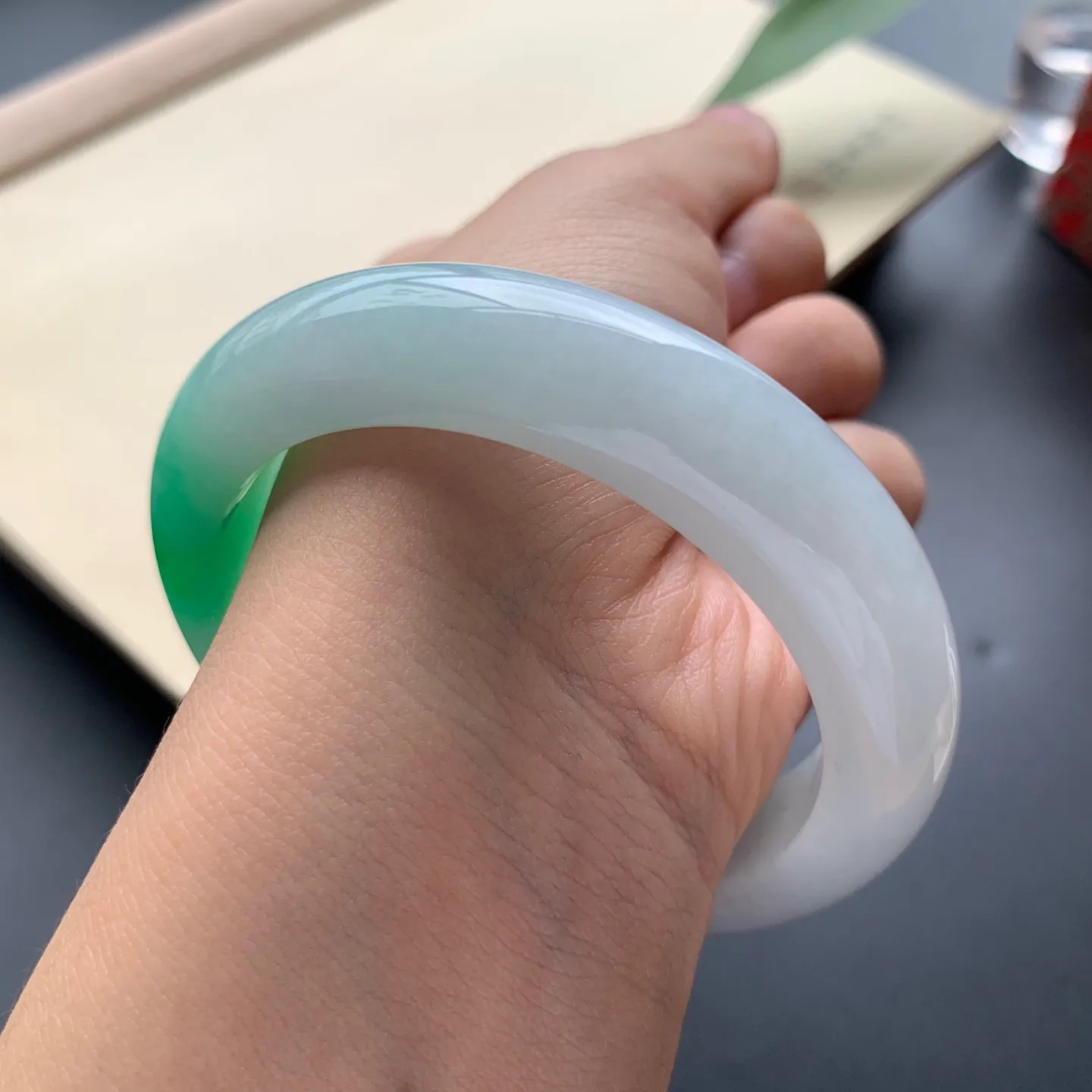 54.8圈口飘阳绿正圈手镯 尺寸：54.8-13-9，无纹裂，细腻光滑，优美迷人