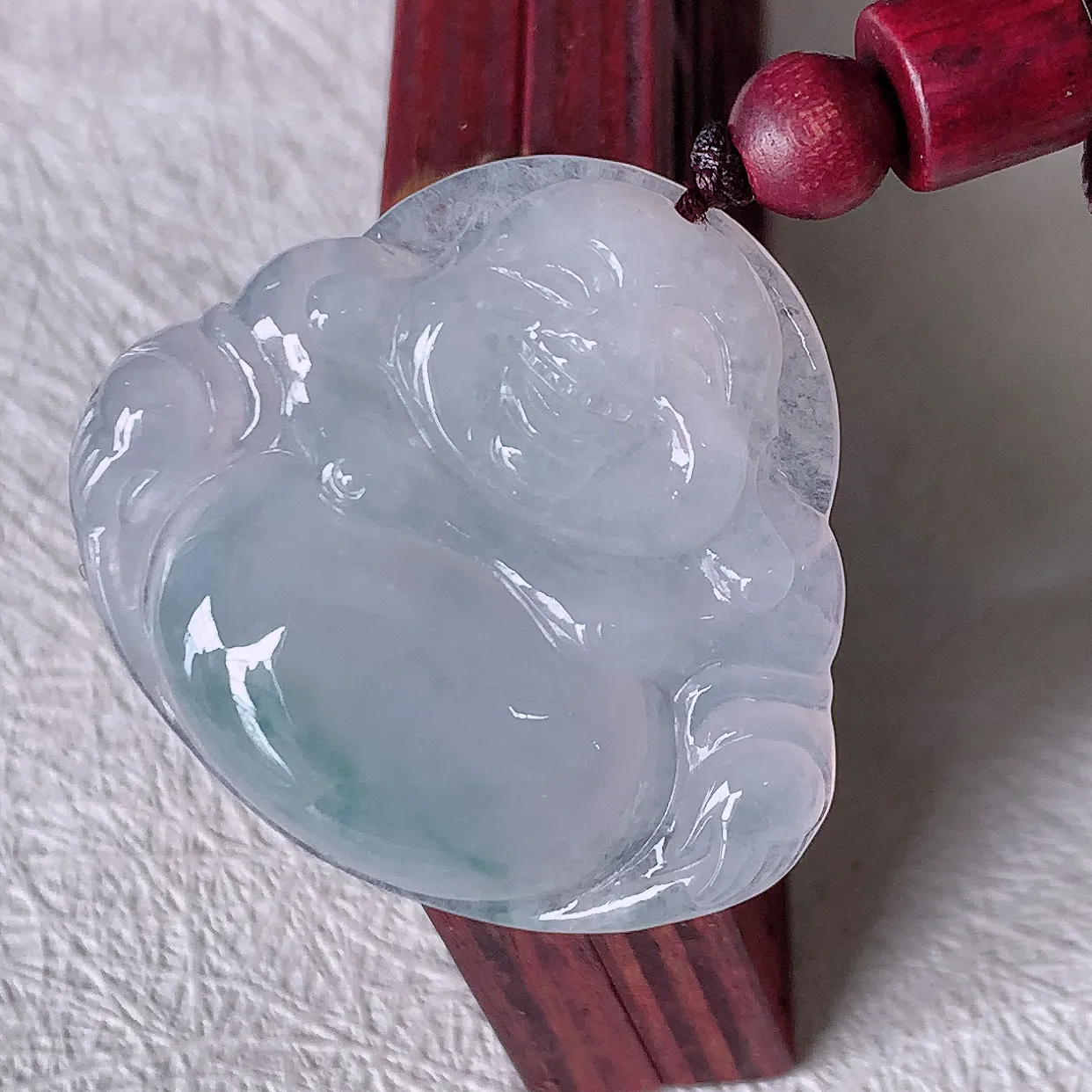 自然光实拍，冰种飘花翡翠佛公吊坠，笑口常开，佛公在心中，一生平安幸福，冰透，佛公翠色迷人，佩戴佳品！