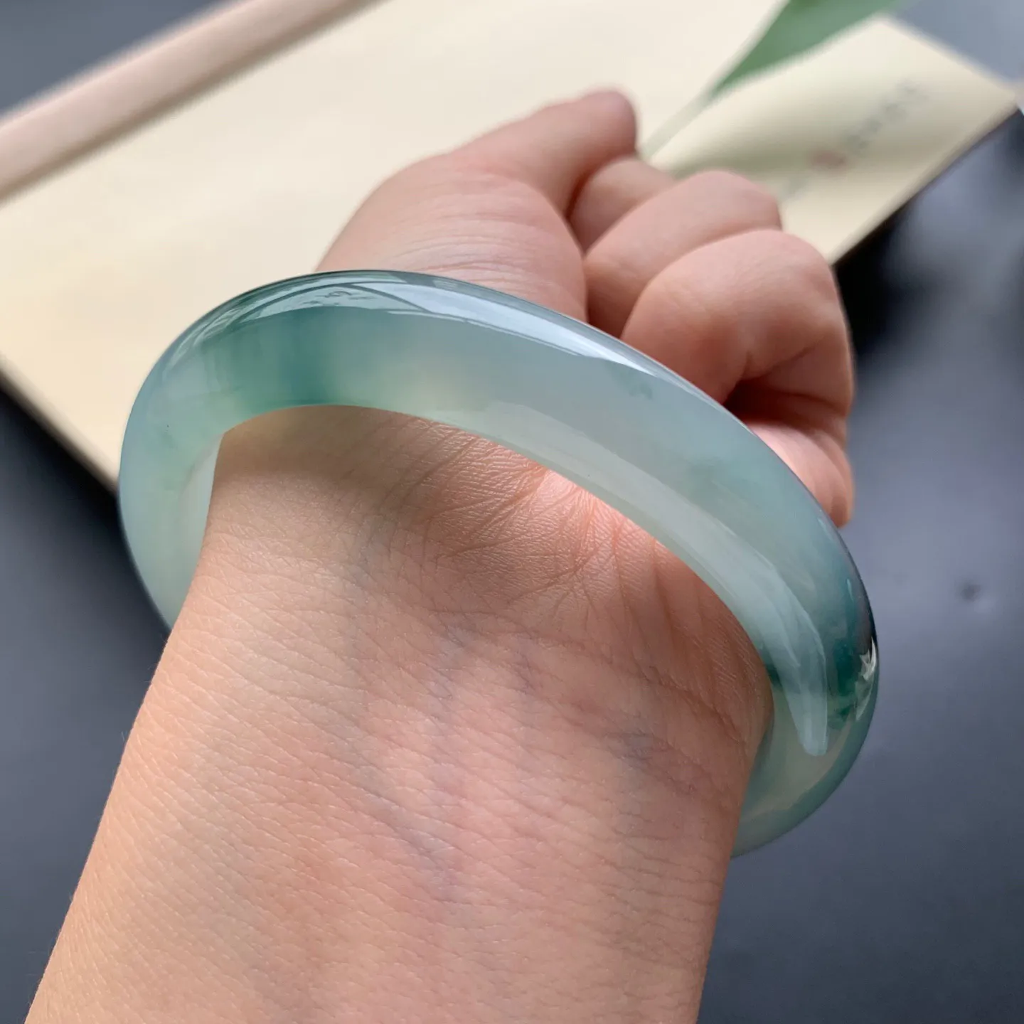 55圈口冰飘花贵妃手镯 尺寸：55-47-12.3-8，细腻起胶，花色浓郁