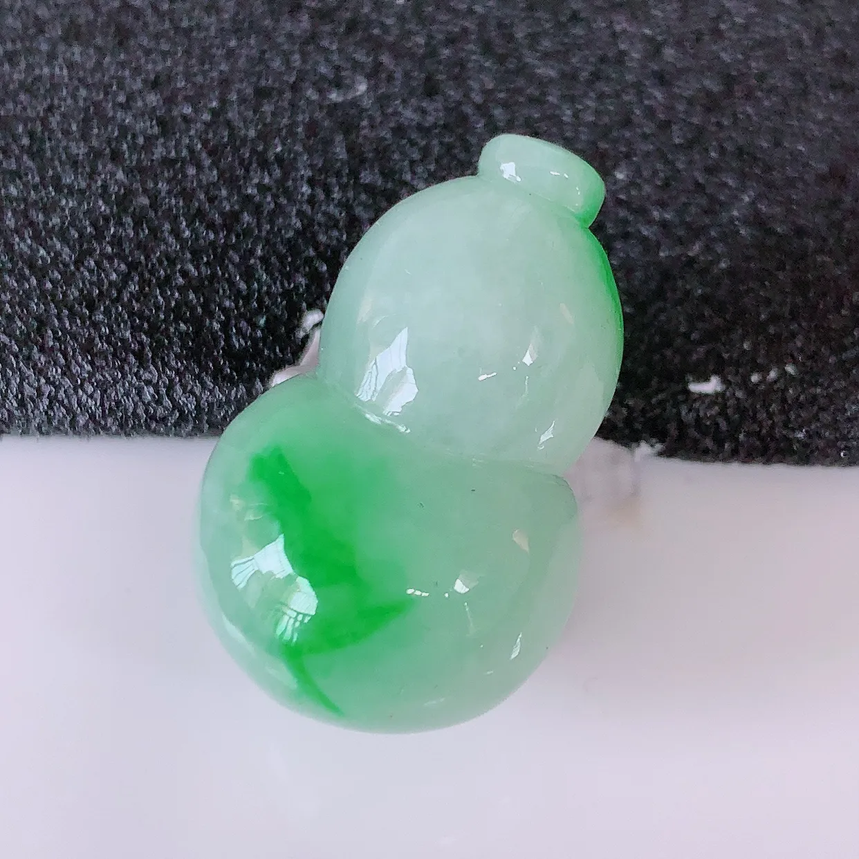 自然光实拍，冰润飘阳绿翡翠葫芦蛋面，种老水足，雕工精湛 ，寓意美好，镶嵌更靓， 佩戴时尚出众！#05