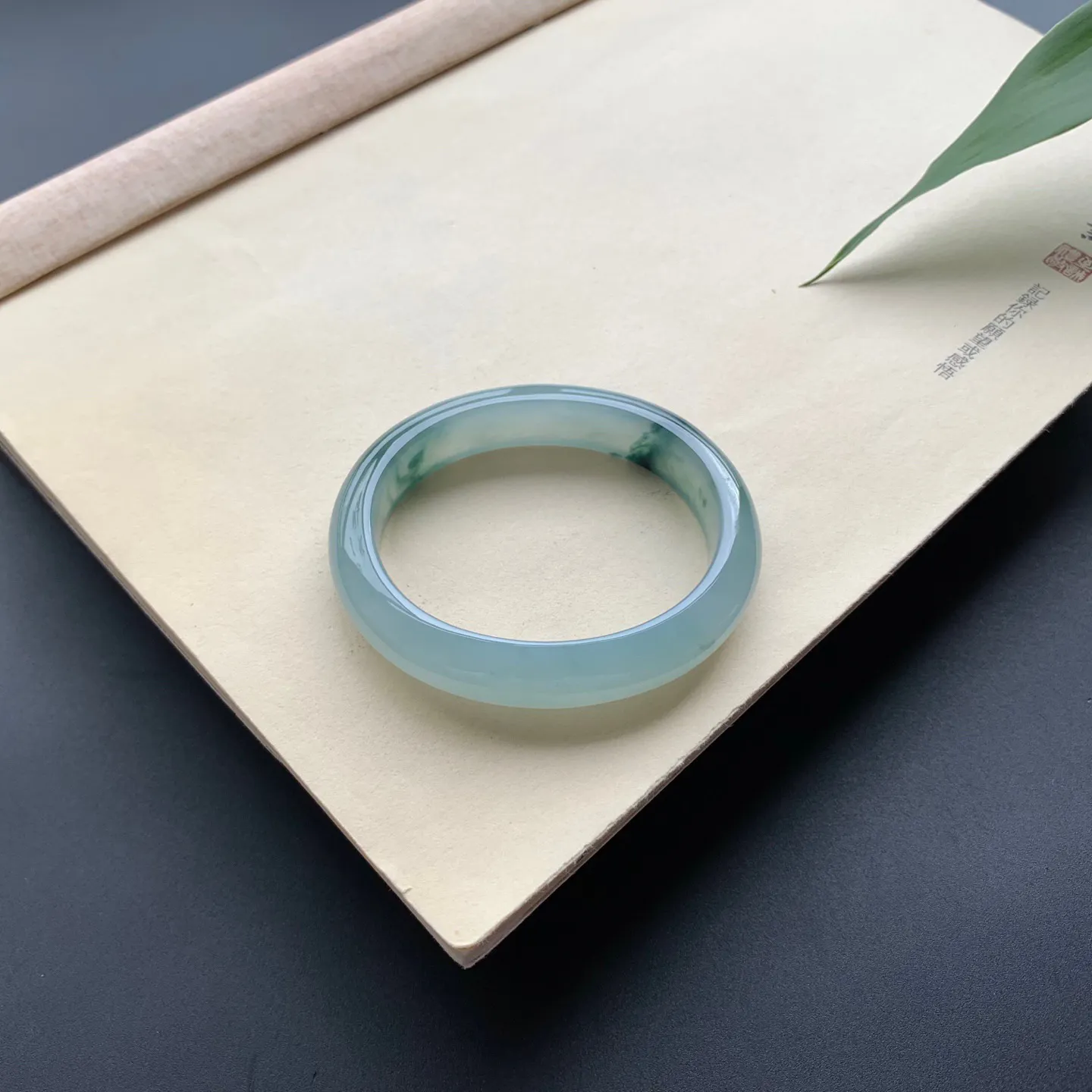 55圈口冰飘花贵妃手镯 尺寸：55-47-12.3-8，细腻起胶，花色浓郁