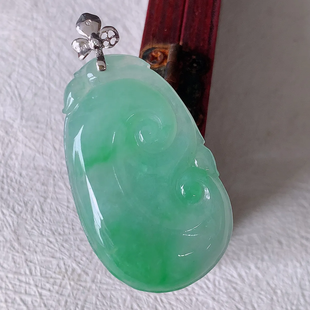 18K金镶嵌冰飘绿翡翠如意吊坠，简单的镶嵌设计、让玉坠百搭又精致，寓意着吉祥，事事如意！#83.22