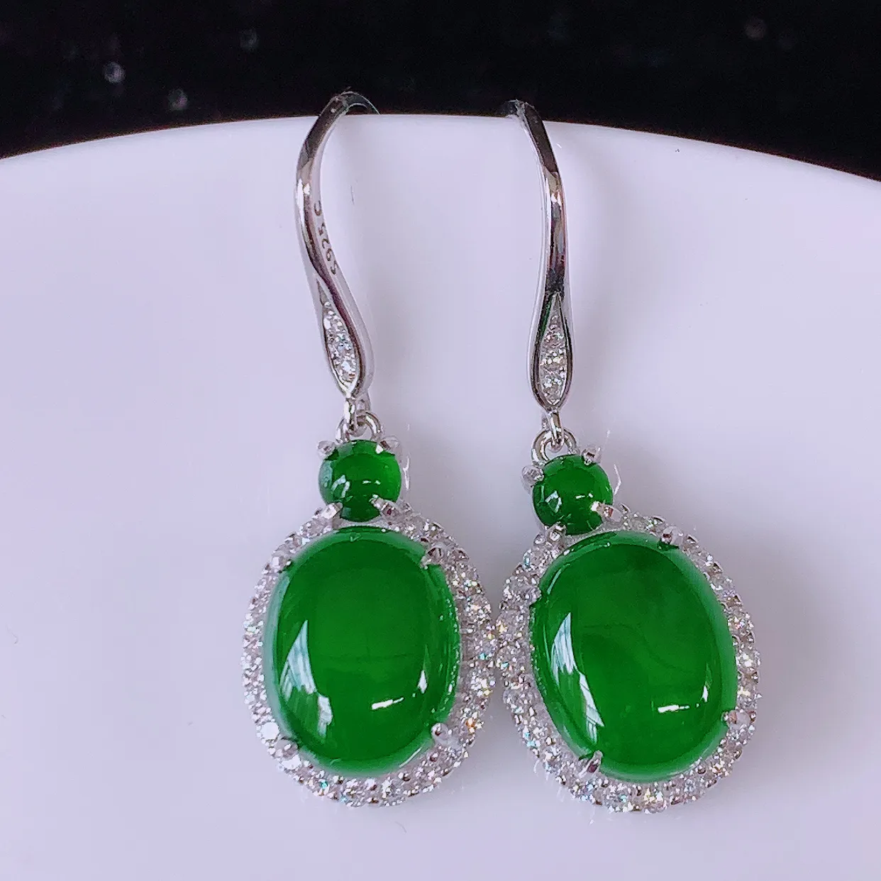 冰透满绿翡翠925银镶嵌耳坠，自然光实拍，翠色灵动，颜色漂亮，种老水足，品相佳，佩戴佳品！#97.20整体29*10.5*5.8裸裸 9.5*7.5