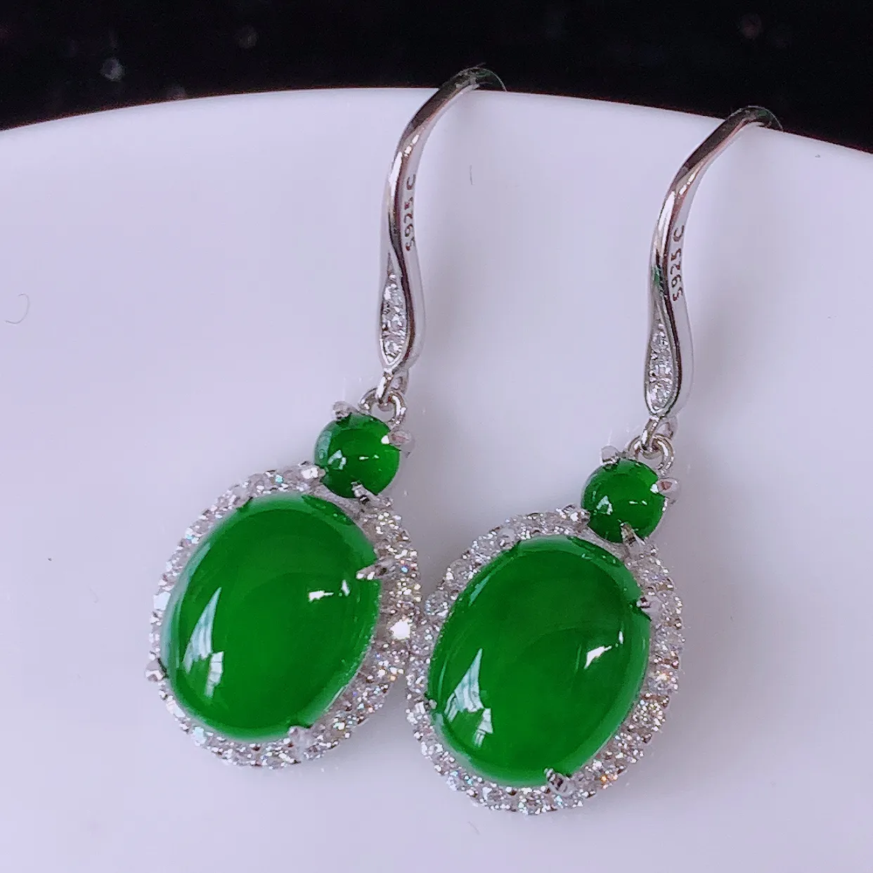 冰透满绿翡翠925银镶嵌耳坠，自然光实拍，翠色灵动，颜色漂亮，种老水足，品相佳，佩戴佳品！#97.20整体29*10.5*5.8裸裸 9.5*7.5