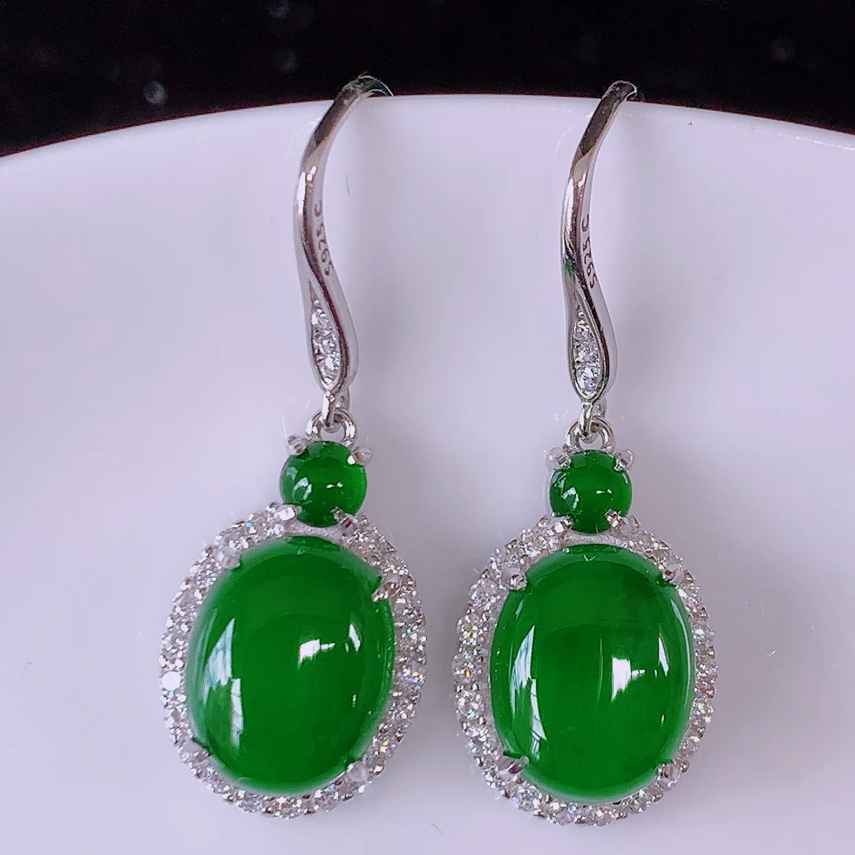 冰透满绿翡翠925银镶嵌耳坠，自然光实拍，翠色灵动，颜色漂亮，种老水足，品相佳，佩戴佳品！#97.20整体29*10.5*5.8裸裸 9.5*7.5