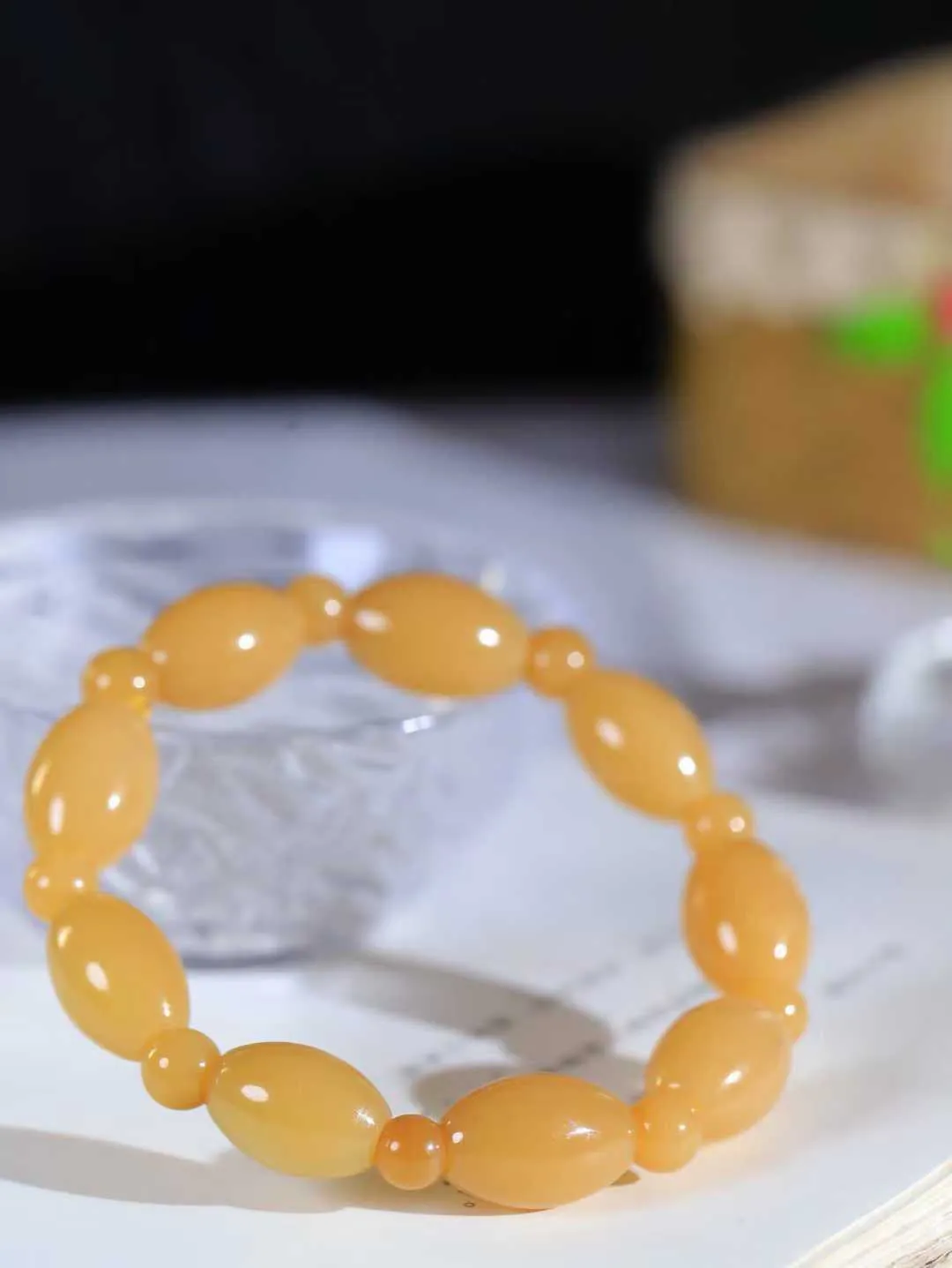 （路路通.手串）

新疆和田玉糖玉手串 玉质细糯出油，成色均匀，品相极好…
做工圆滑饱满大气。如清风拂袖，不经意间已是大美重51.5克   尺寸取一18.8-12.8mm   尺寸取一7.7mmFDL-781101631