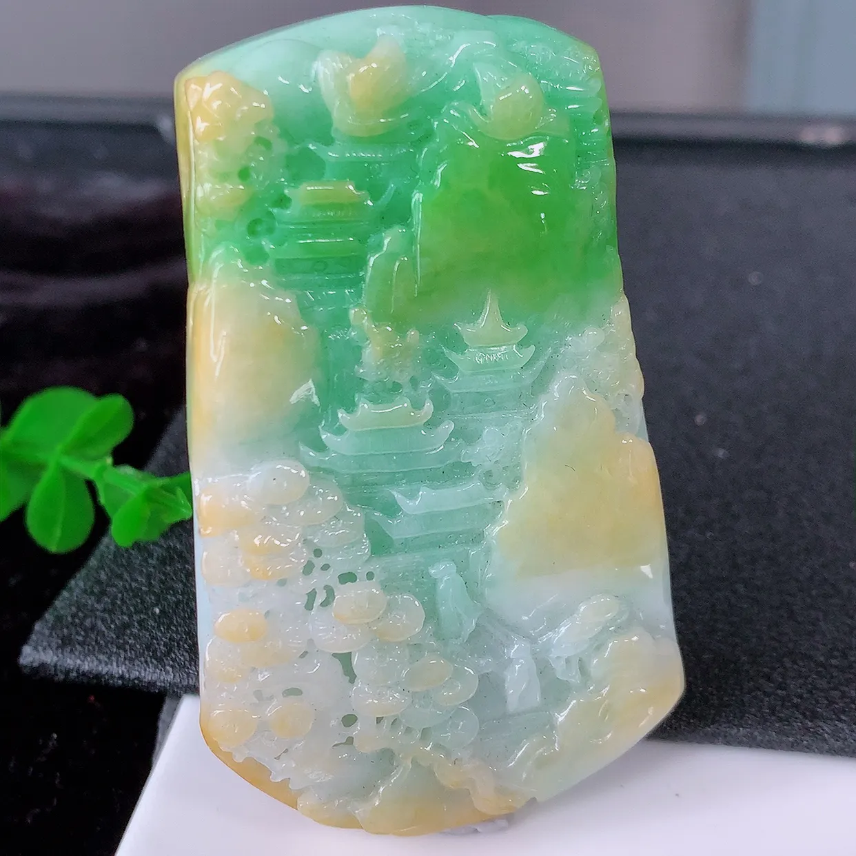 自然光实拍，特色黄加绿翡翠山水牌吊坠，寓意“常青、背靠大山、水（财）长流、平安之意”生机盎然的翠意，一眼既心醉，雕工精致， 佩戴效果优雅迷人！#97.20