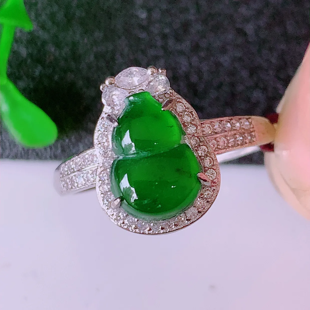 冰透满绿翡翠925银镶嵌葫芦戒指，自然光实拍，翠色灵动，颜色漂亮，种老水足，品相佳，佩戴佳品！#98