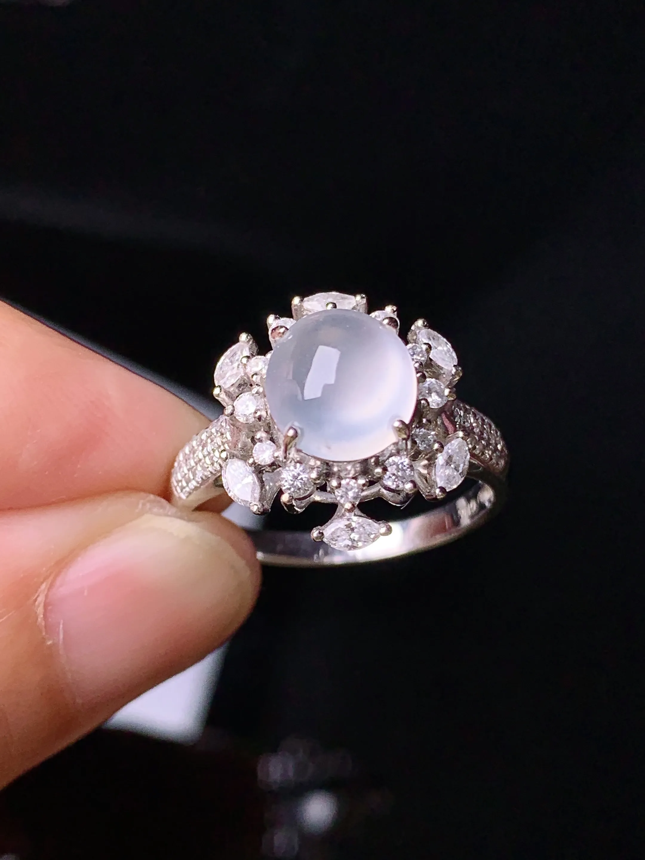 18k金钻镶嵌冰种蛋面戒指 玉质细腻 色泽清新艳丽 圈口14 整体尺寸14.3*12.7*9