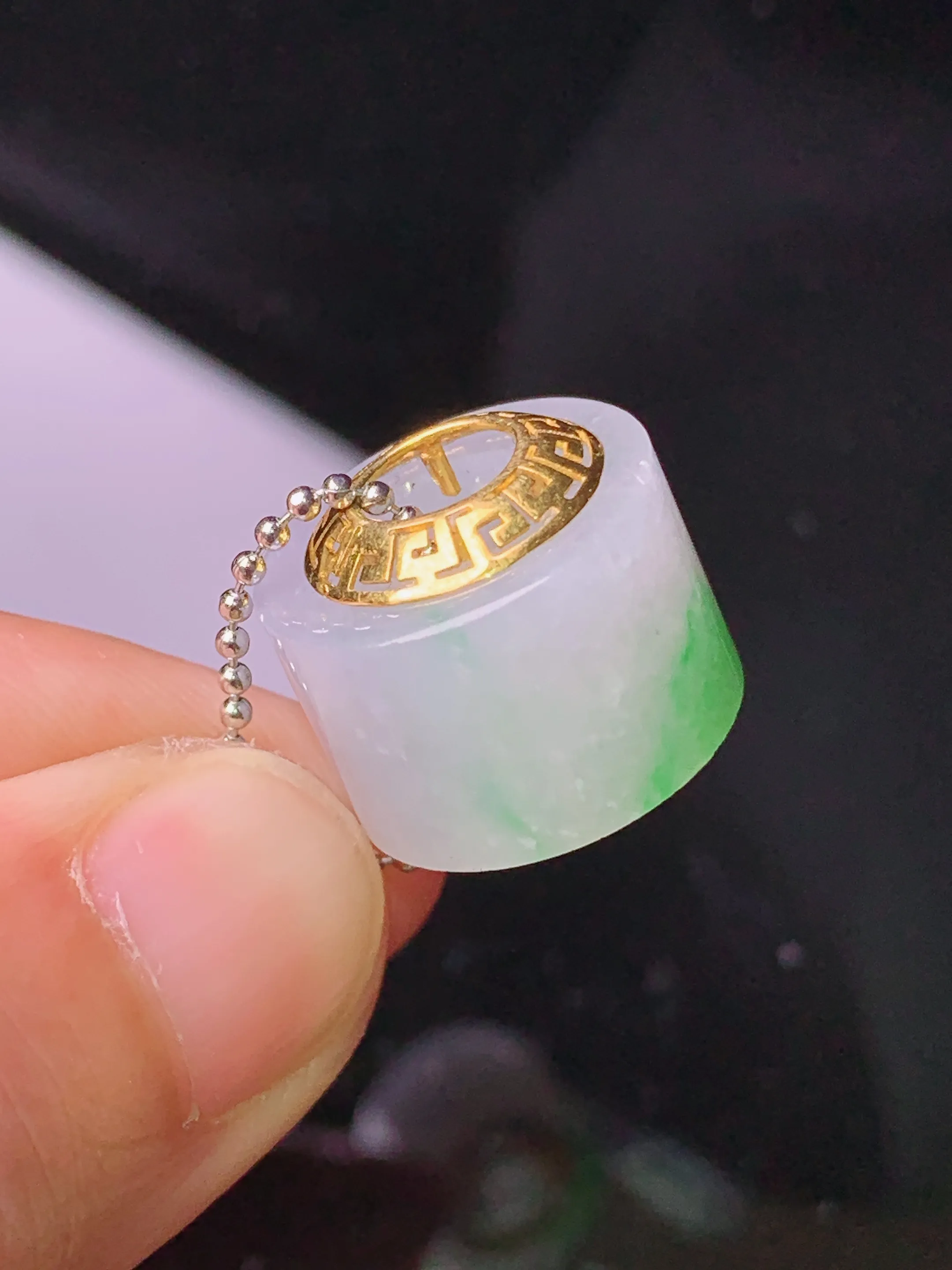 18k金镶嵌飘绿路路通吊坠 玉质细腻 色泽清新艳丽 裸石尺寸15.5*10.2