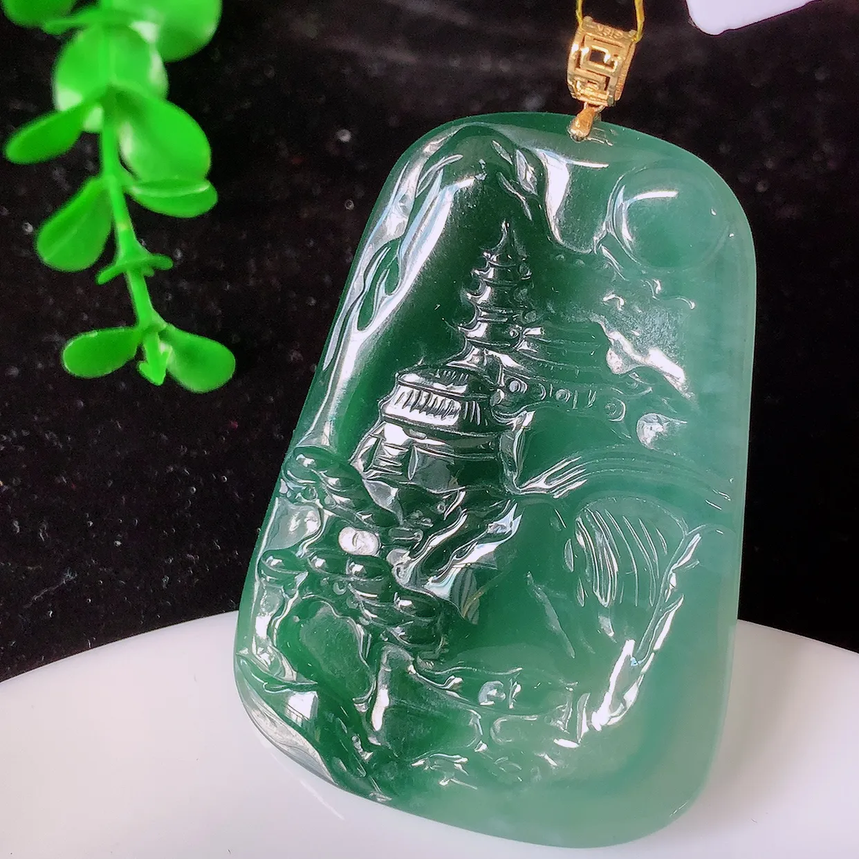 18K金镶嵌冰种飘花翡翠山水牌吊坠，种老水足，雕工精湛 ，寓意美好，佩戴时尚出众！#35.22