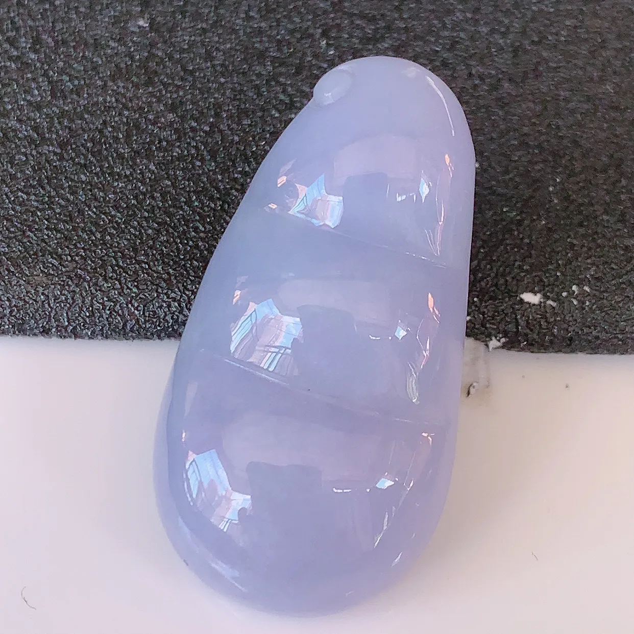 自然光实拍，冰润紫罗兰翡翠福豆吊坠，寓意“四季平安，福气满满”胶感十足，饱满， 佩戴效果优雅迷人！#57.20