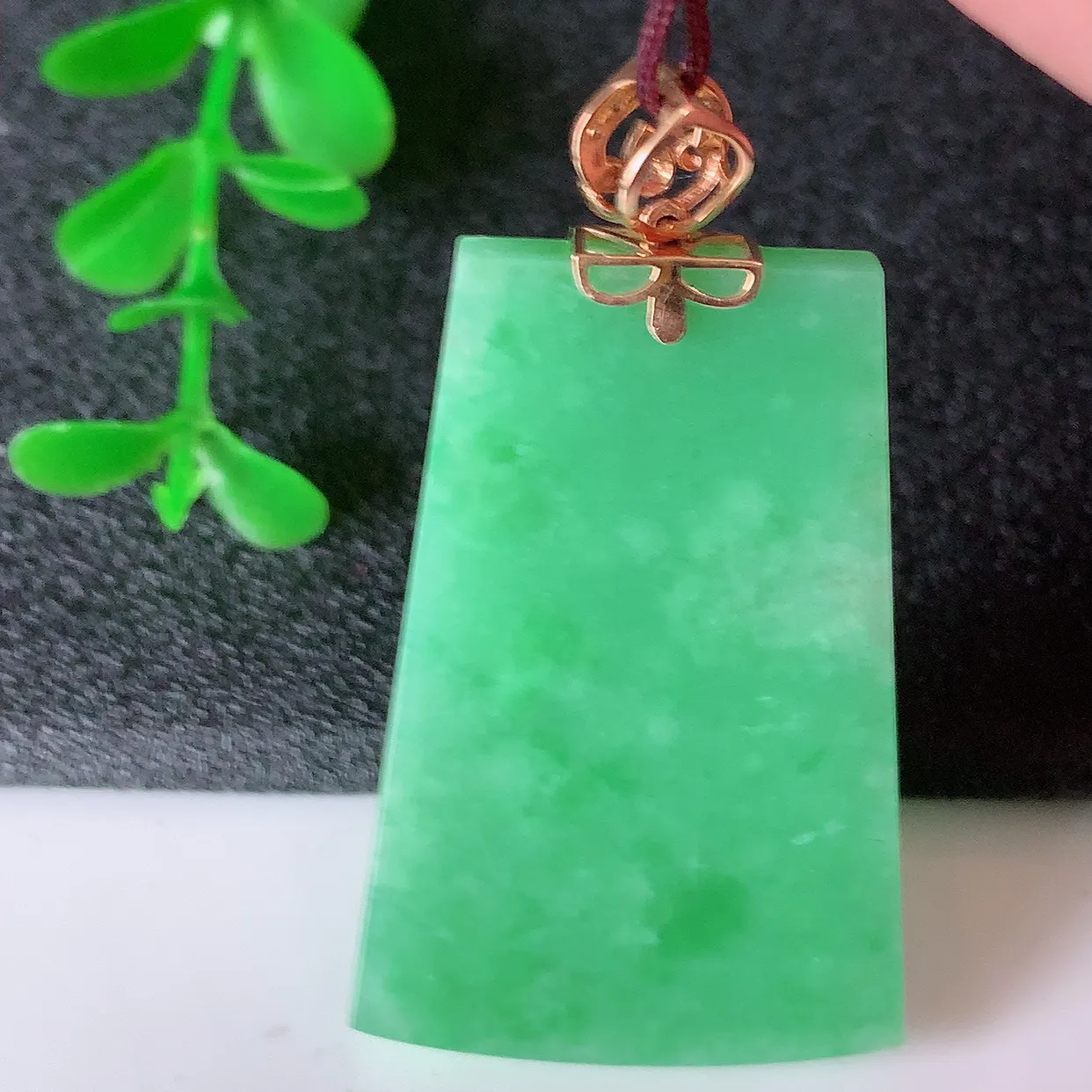 自然光实拍，18K金镶嵌水润满绿翡翠平安无事牌吊坠，翡翠无事牌，平平安安，无事牌翠色灵动，佩戴平安时尚！#83.22整体46.5*25.5*5裸裸38*25.5