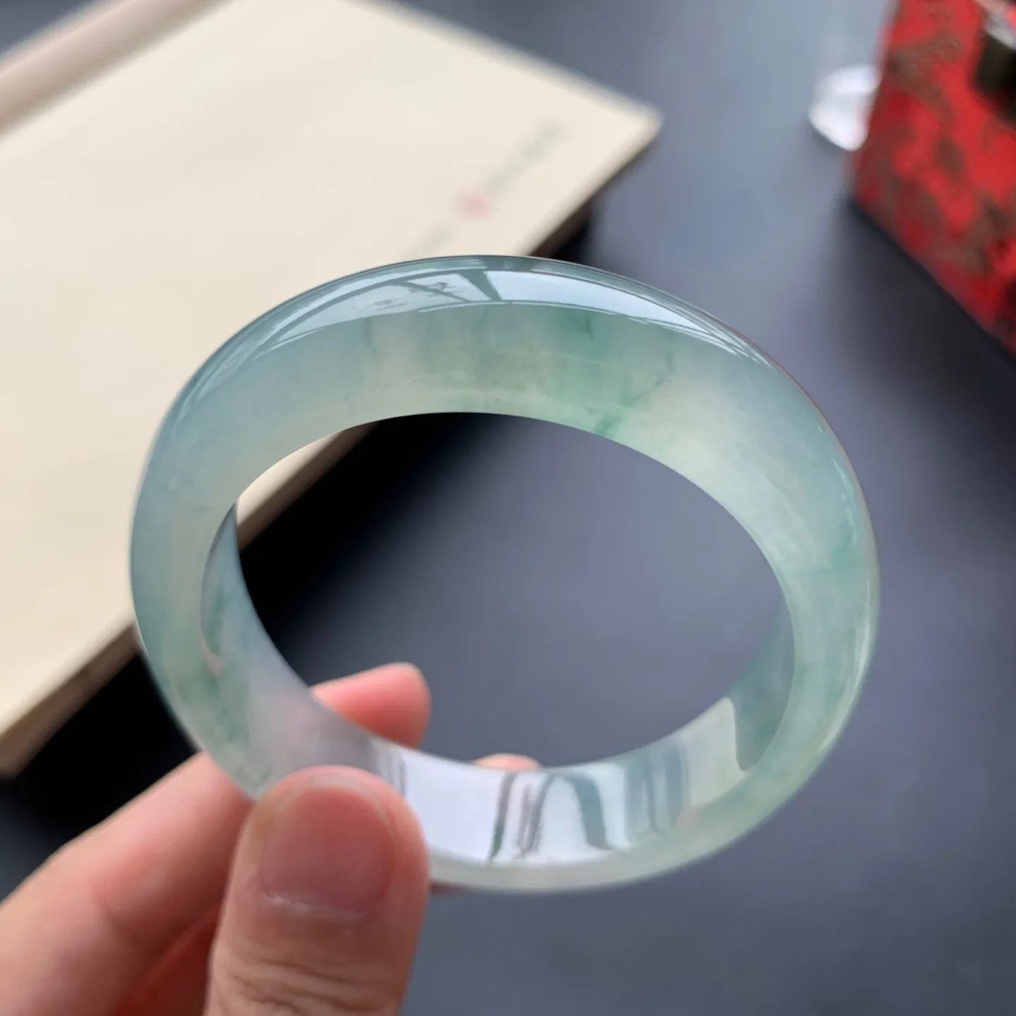 55圈口冰种飘花贵妃手镯 尺寸：55-48-12.6-7，无纹裂，冰透水润，胶感十足