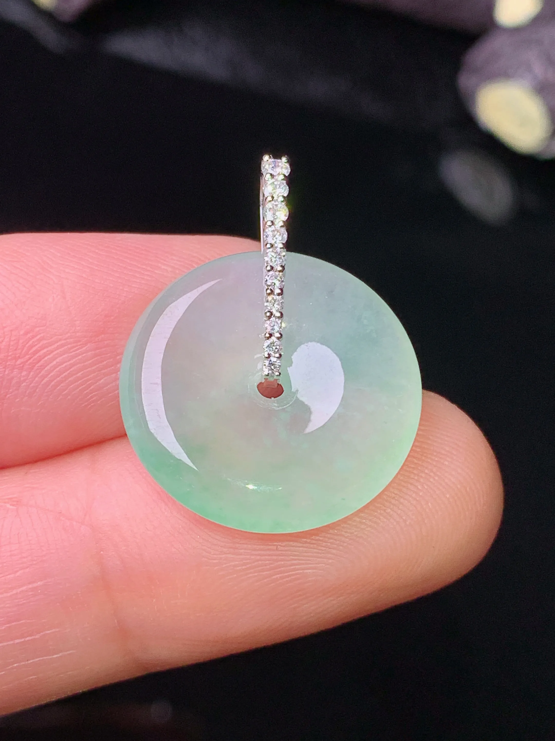 18k金钻镶嵌飘绿平安扣吊坠 玉质细腻 色泽清新艳丽 整体尺寸23.2*17.6*4