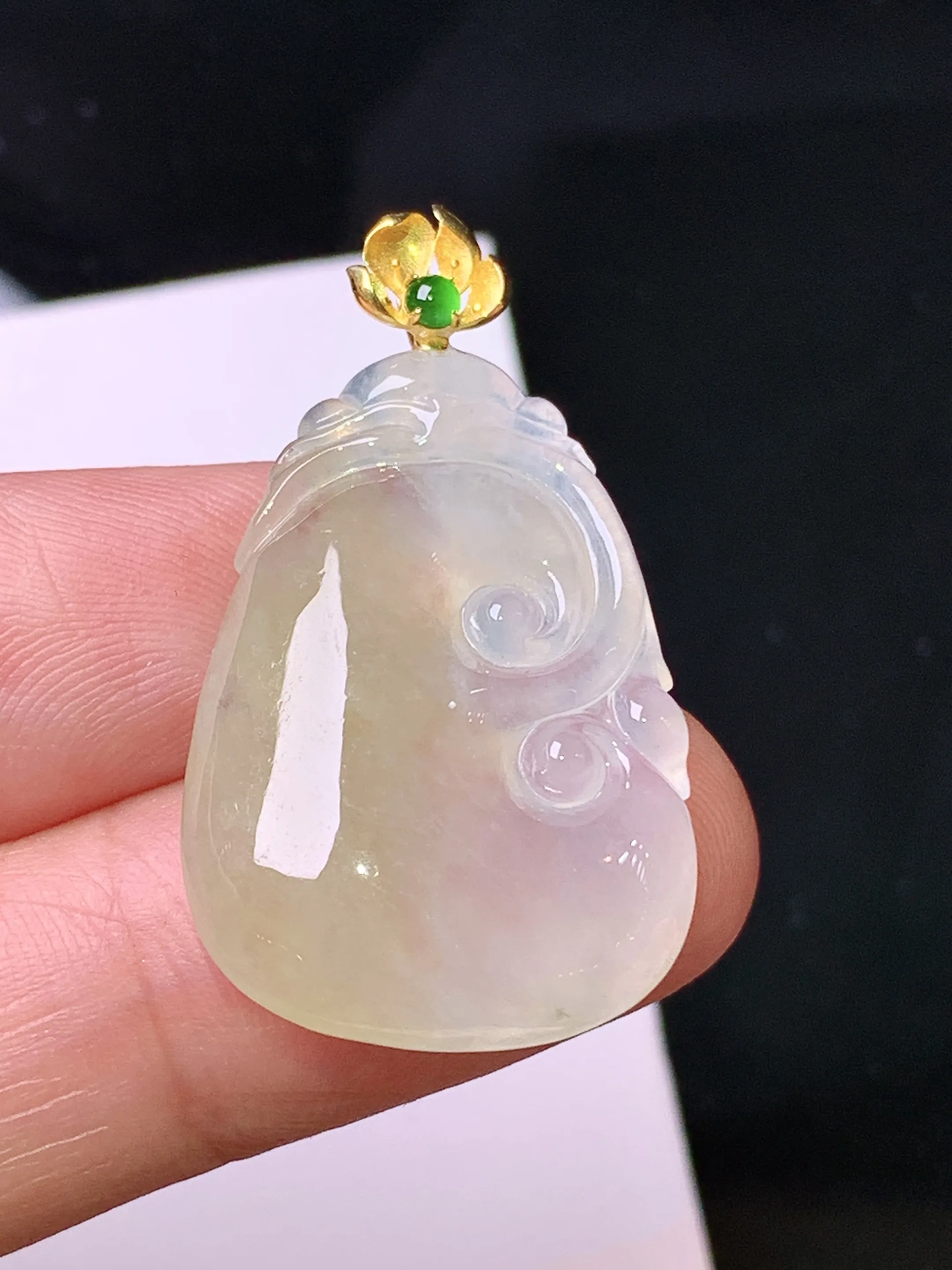 18k金镶嵌冰黄翡如意吊坠 玉质细腻 色泽清新艳丽 整体尺寸34.2*19*4.8