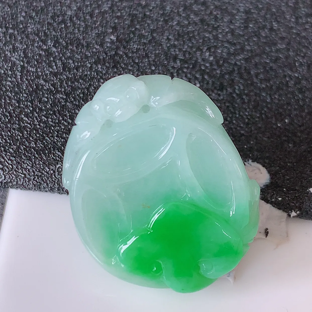 自然光实拍，水润飘绿翡翠招财铜钱吊坠，翠色灵动，玉质细腻，颜色漂亮，品相佳，佩戴佳品！#0522