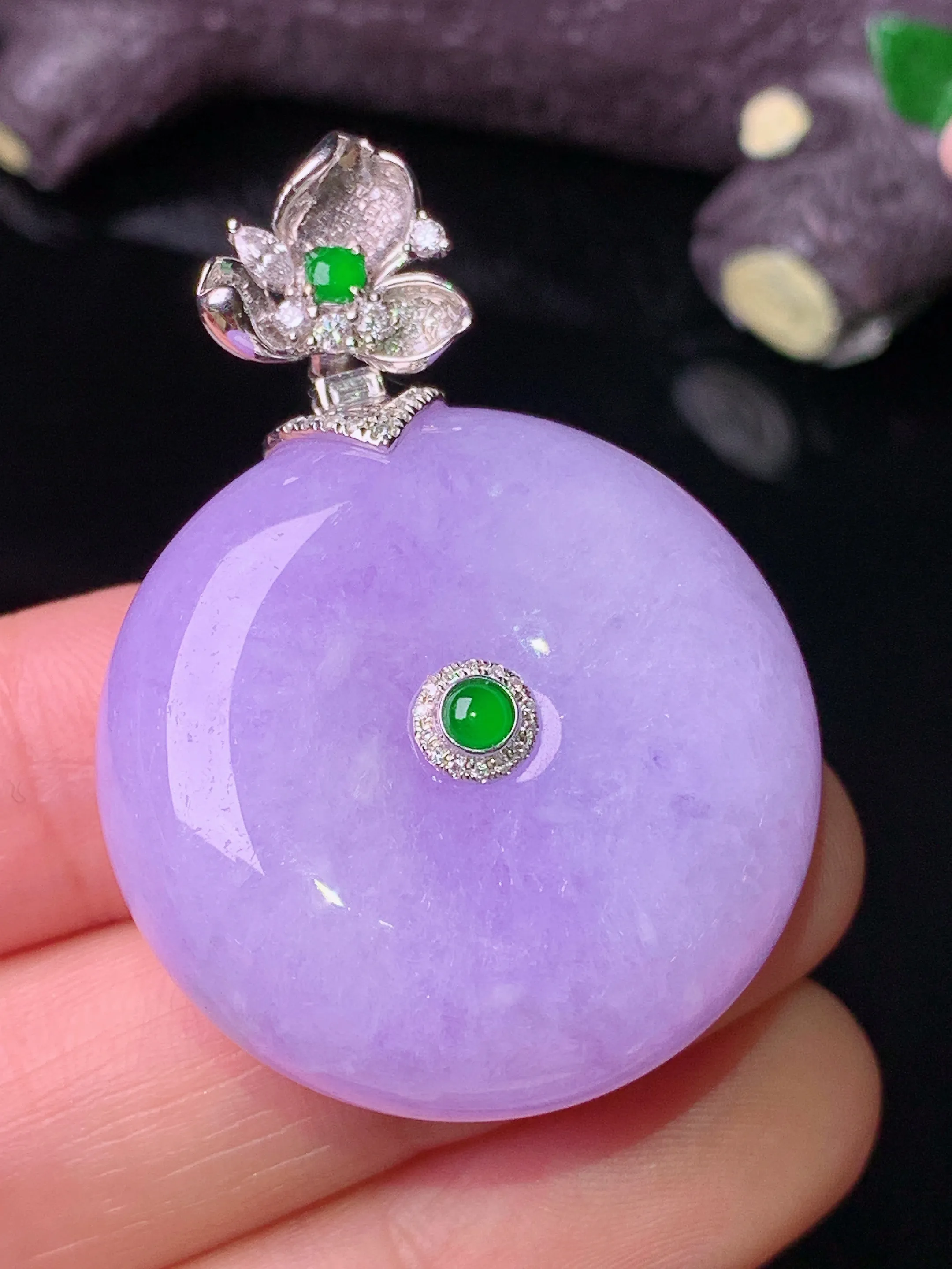 18k金钻镶嵌紫罗兰平安扣吊坠 玉质细腻 色泽清新艳丽 整体尺寸42*30*11.6