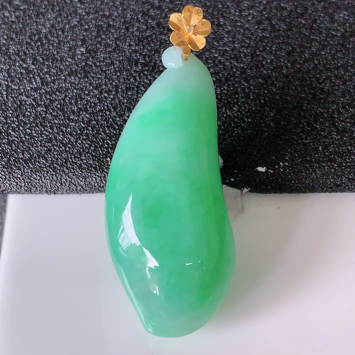 18K金镶嵌冰润满绿翡翠招财福瓜吊坠，精美饱满福瓜，种水足，形态圆润饱满，福相十足 ！#01.22整