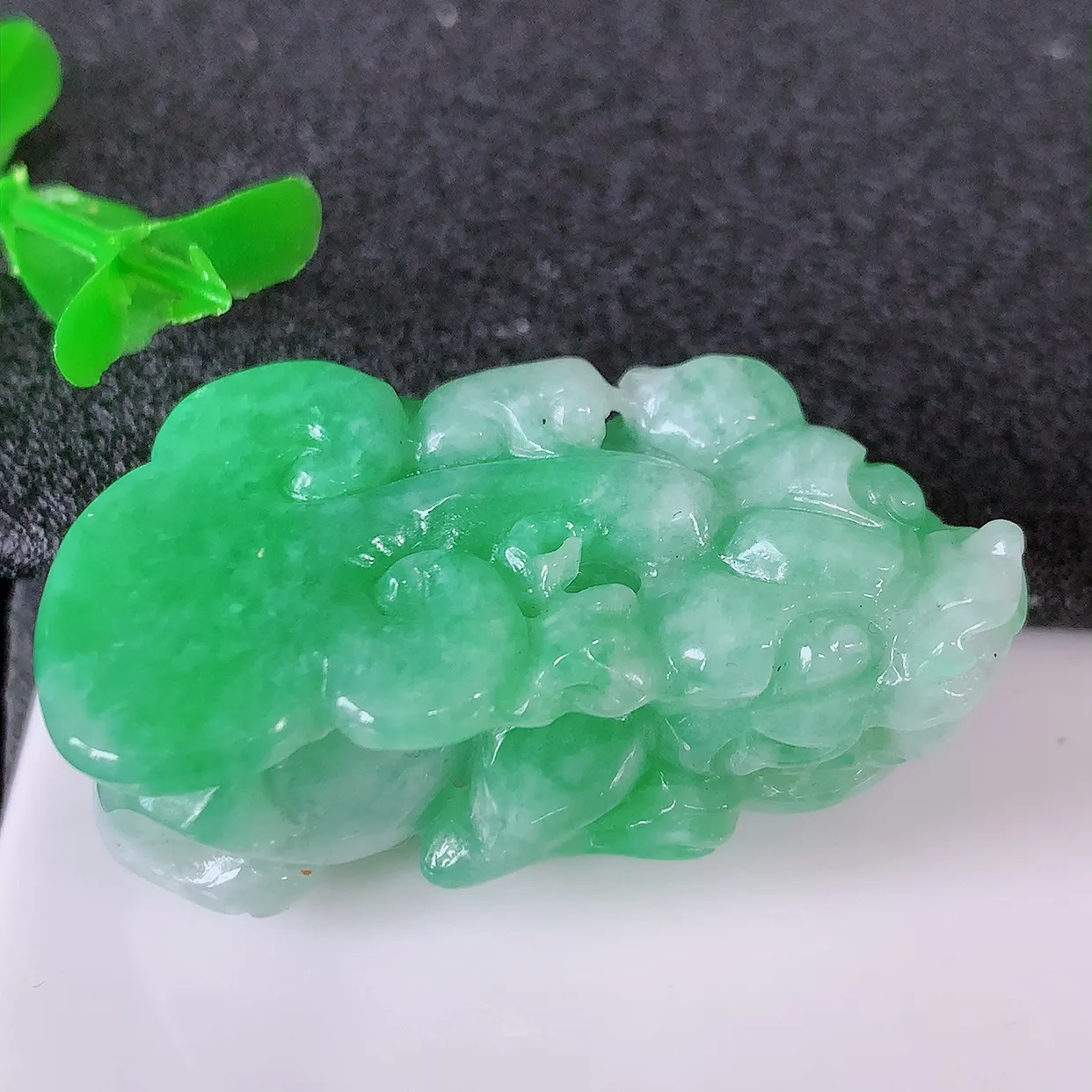自然光实拍，冰润飘绿招财貔貅翡翠吊坠，民间有“一摸貔貅运程旺盛，再摸貔貅财运滚滚，三摸貔貅平步青云 