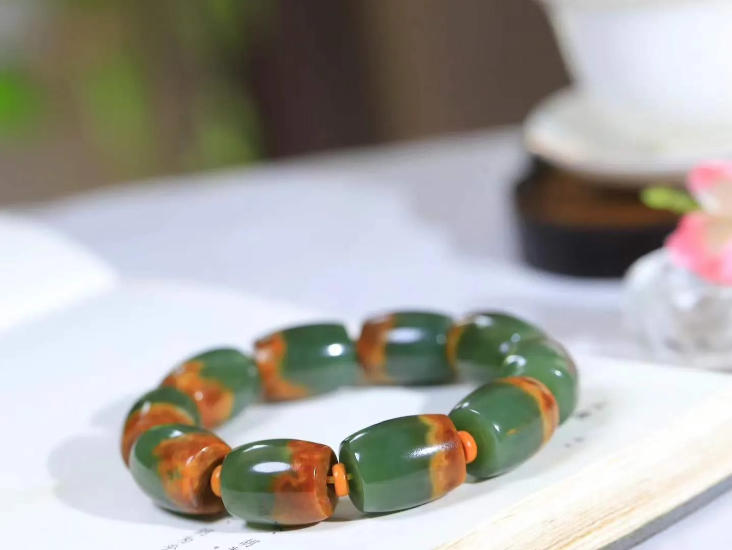 （路路通.手串）

新疆和田玉手串 玉质细糯出油，成色均匀，品相极好…
做工圆滑饱满大气。如清风