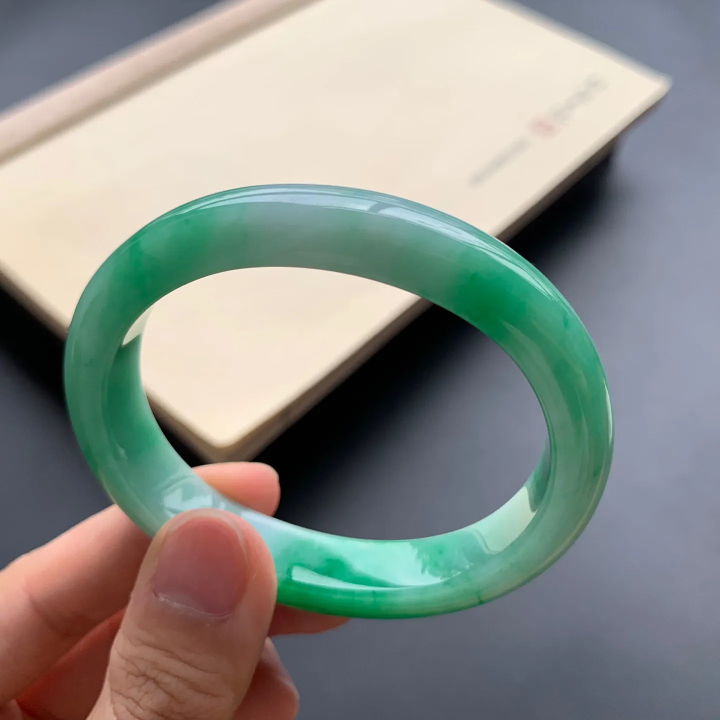 54.2圈口辣绿贵妃手镯 尺寸：54.2-45.3-11.2-7.5，无纹裂，细腻光滑，色辣靓丽