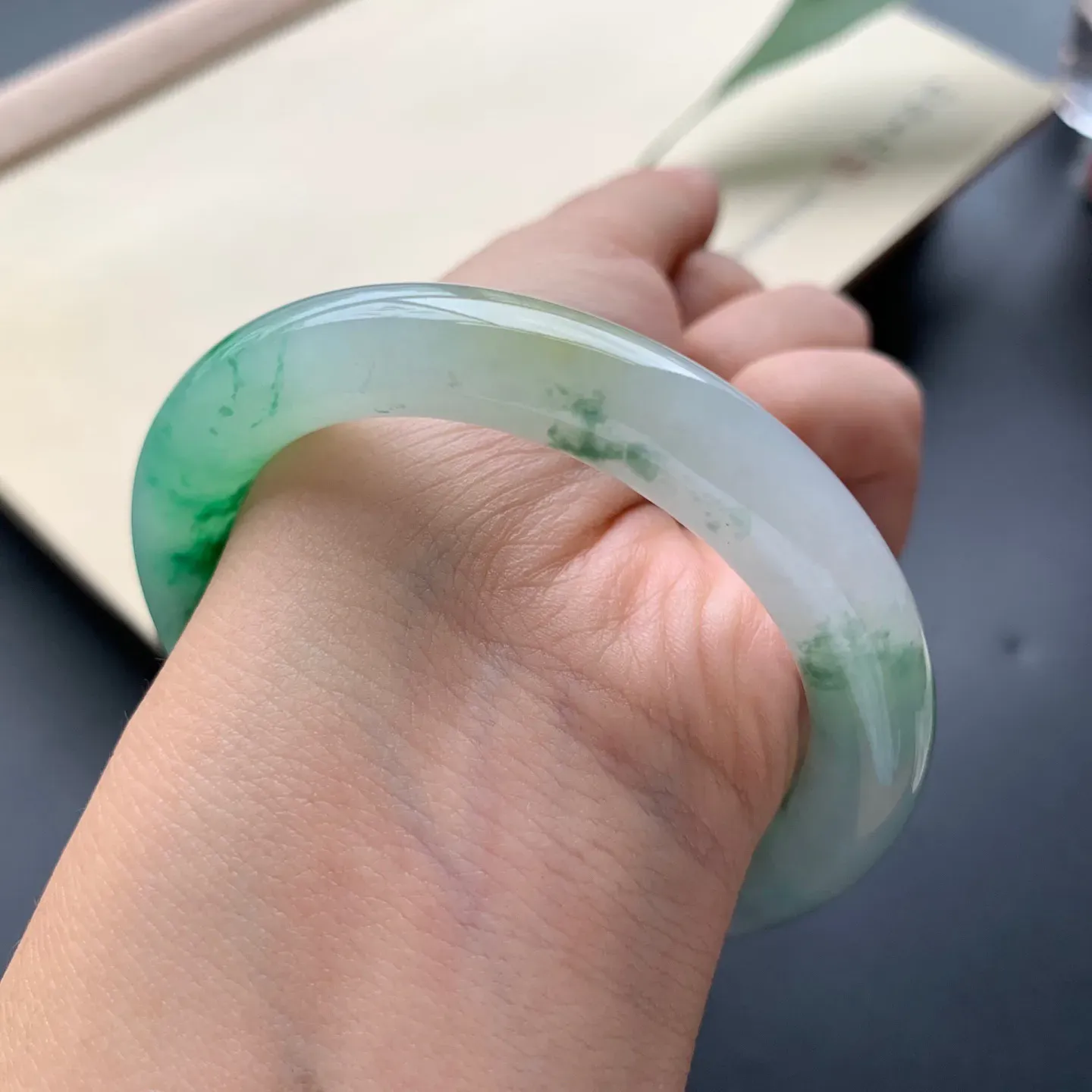 52.8圈口飘绿圆条手镯 尺寸：52.8-9.8-9.2，无纹裂，水润饱满，花色唯美