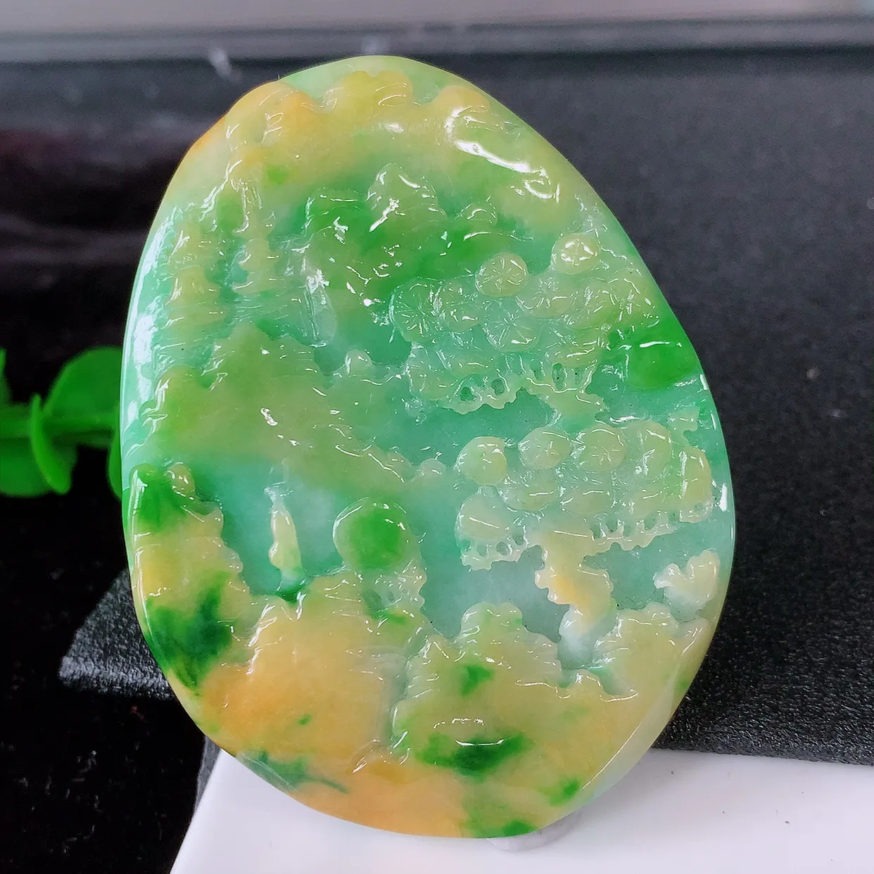 自然光实拍，特色黄加绿翡翠山水牌吊坠，翡翠山水牌，寓意“常青、背靠大山、水（财）长流、平安之意”生机