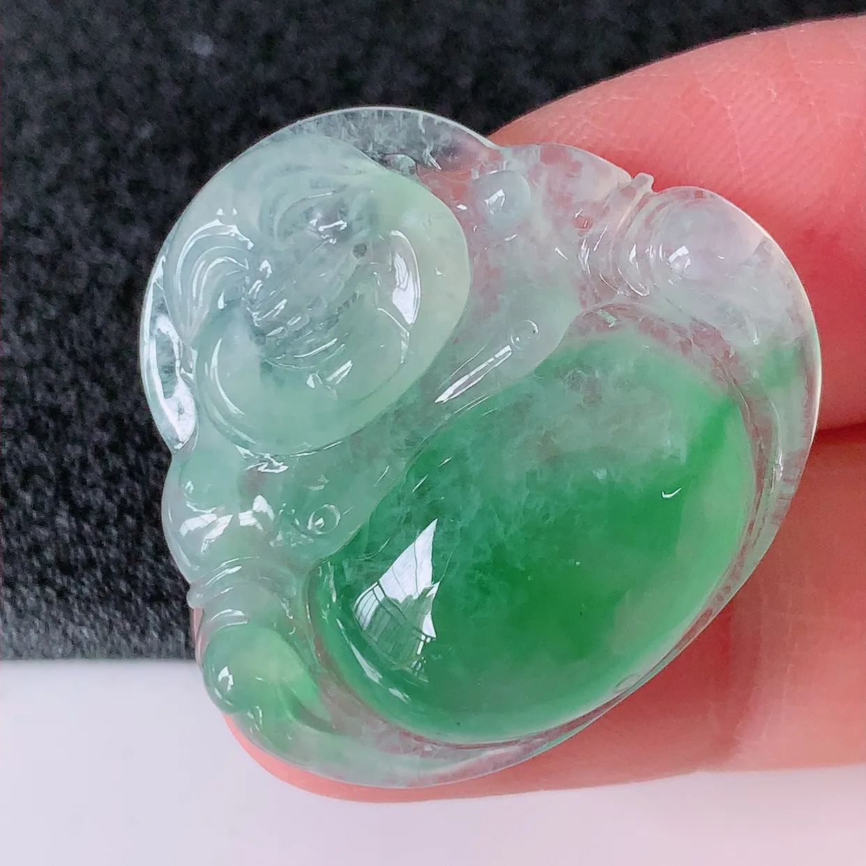 自然光实拍，冰种飘绿翡翠佛公吊坠，饱满， 佛公亦保平安，寓意有福（佛公）相伴，配戴优雅迷人！#02.22