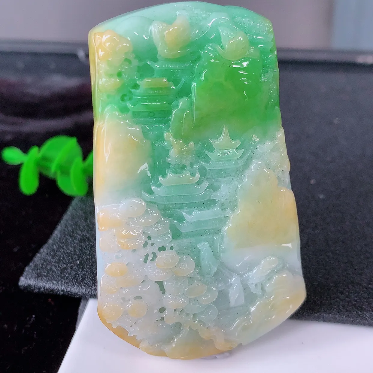 自然光实拍，特色黄加绿翡翠山水牌吊坠，寓意“常青、背靠大山、水（财）长流、平安之意”生机盎然的翠意，