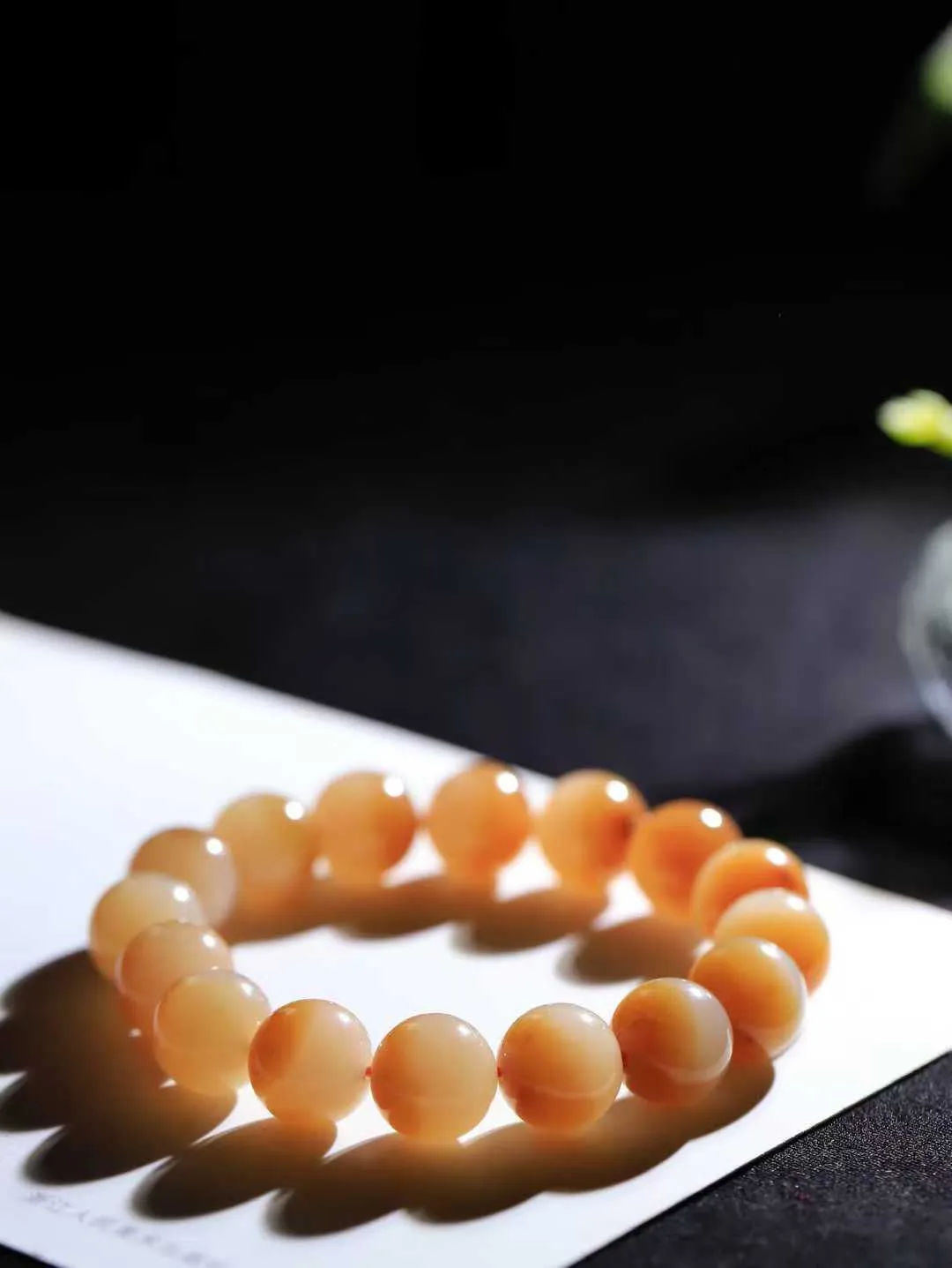 【珠圆玉润.手串】

精品和田玉糖白玉珠圆玉润手串 玉质温润细腻  整串打磨圆润，佩戴舒适。珠珠落玉盘，间关莺语花底滑，一生美好时光，无论身在何处，都有它相伴相守。事事顺遂，幸福美满，吉祥如意。重42克 尺寸取一11.9mm FDT-161101613