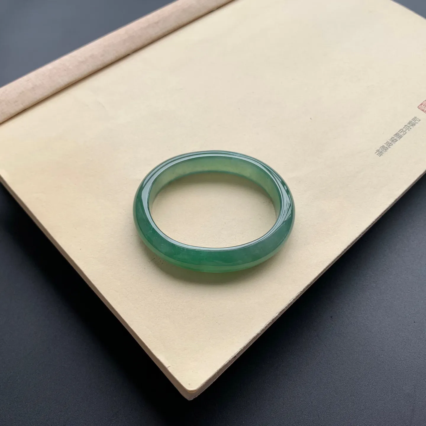 53.3圈口冰油绿贵妃手镯 尺寸：53.3-45-11.5-7.2，无纹裂，水润细腻，胶感十足