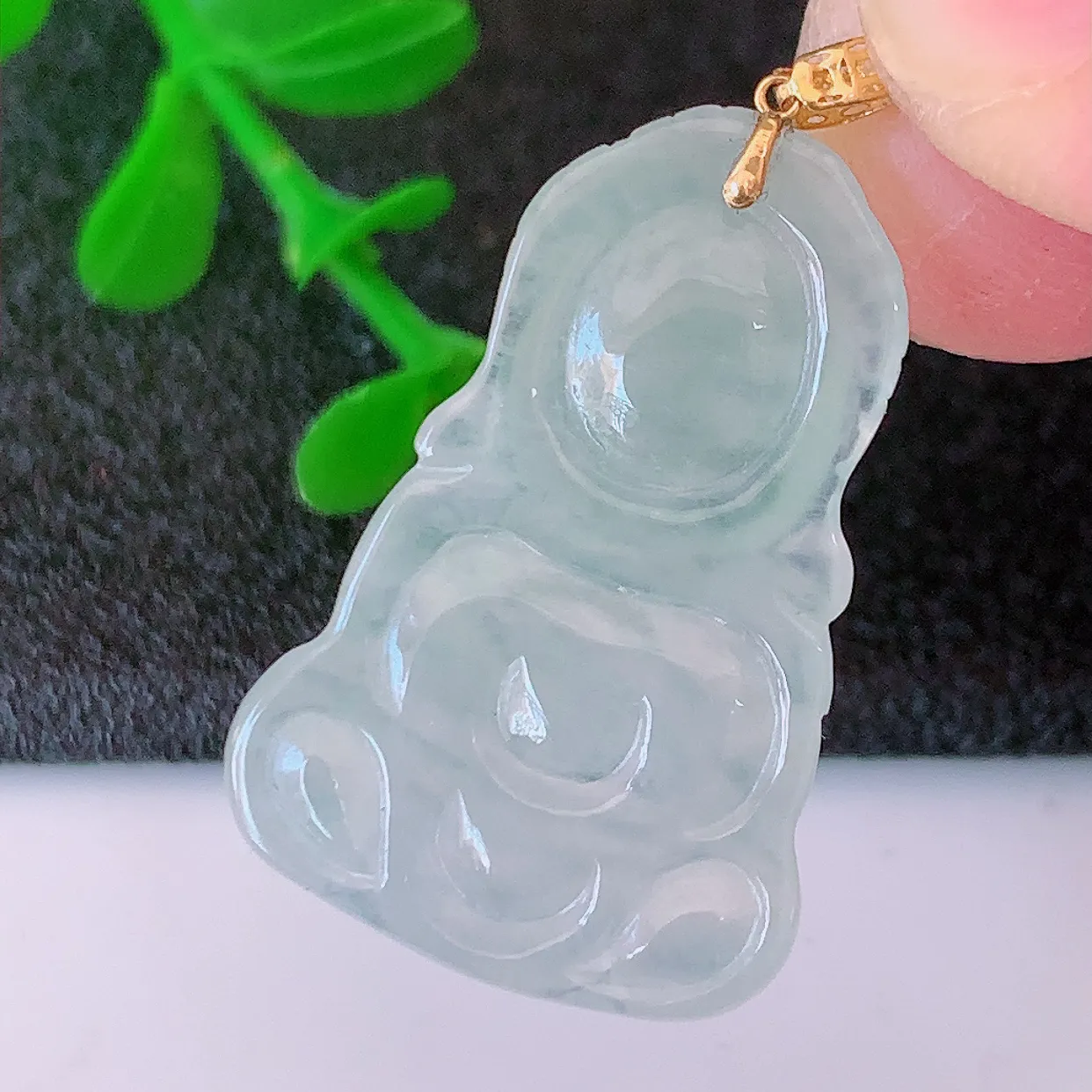 18K金镶嵌冰种翡翠保平安宝宝佛吊坠，种老水足，雕工精湛 ，寓意美好，佩戴时尚出众！#49.20