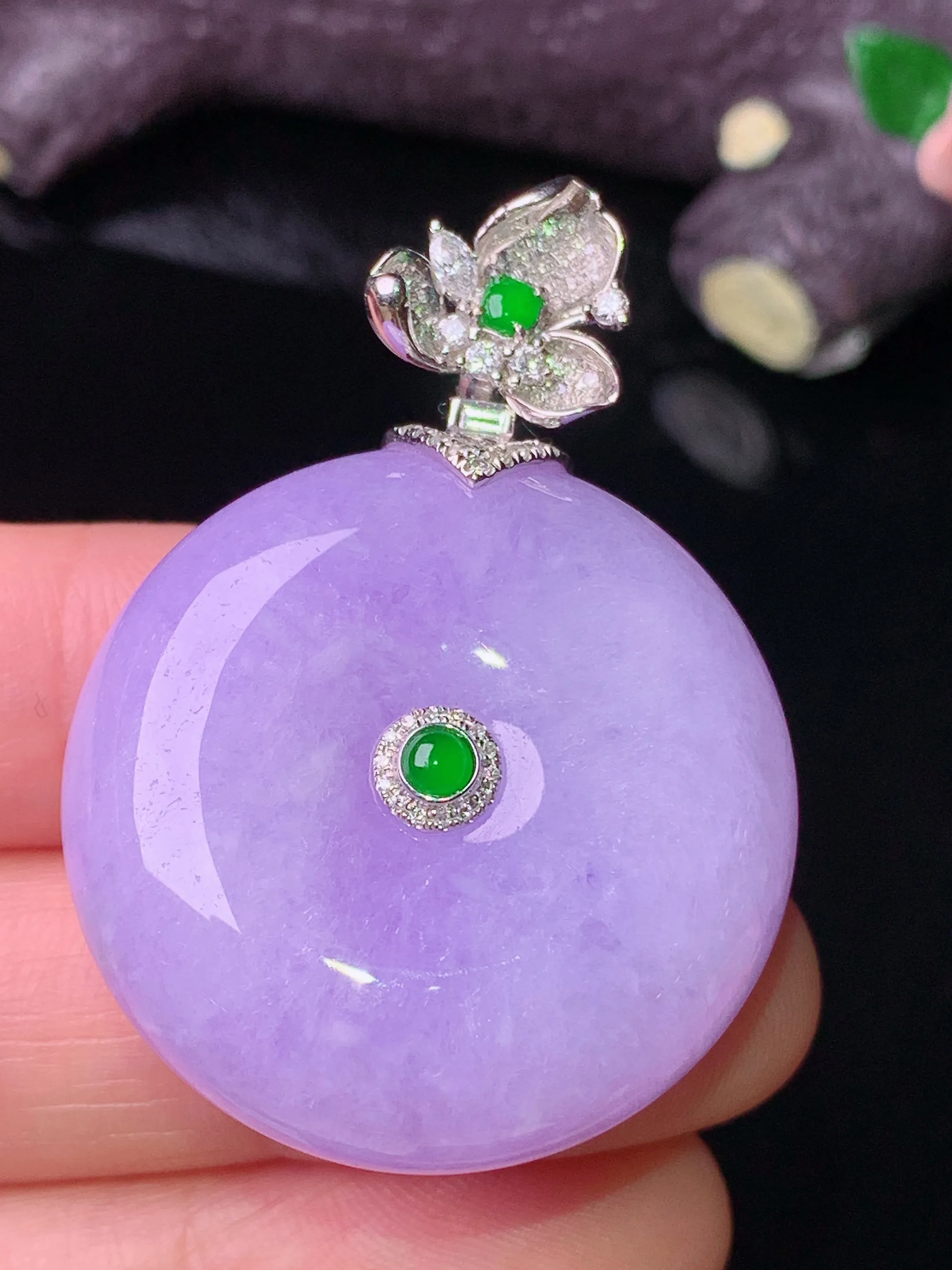 18k金钻镶嵌紫罗兰平安扣吊坠 玉质细腻 色泽清新艳丽 整体尺寸42*30*11.6