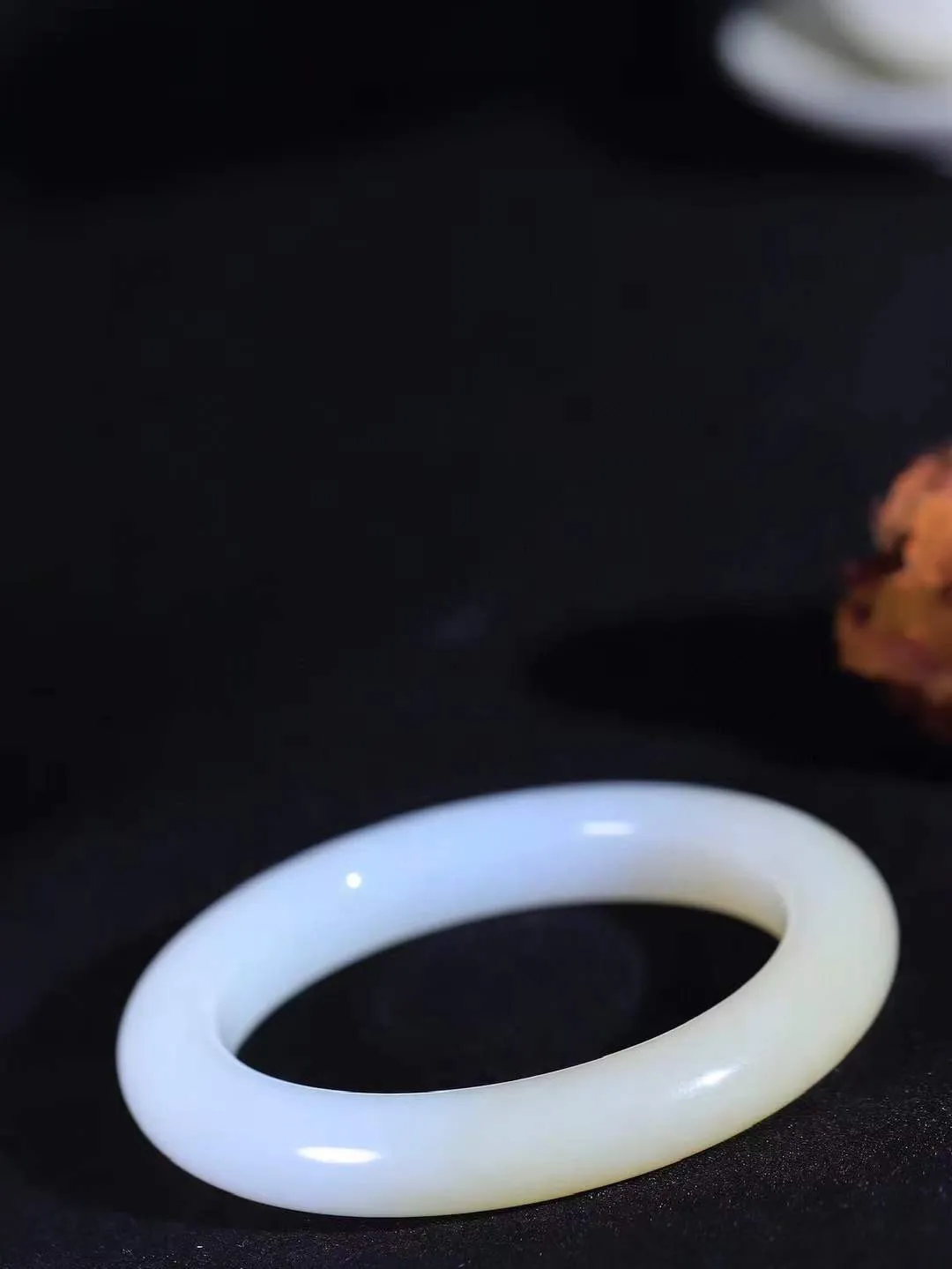 【情有独钟.手镯】

精品和田玉糖白玉手镯 玉质温润细腻 油性十足 手感舒适，高华雅逸，线条流畅，简约大气，美自天成，素雅高贵。佩戴于腕间，婉约之美，举手投足间透出那低调奢华。重61克 内径56.5mm 尺寸11.3-10.5mm   FDA-791142451