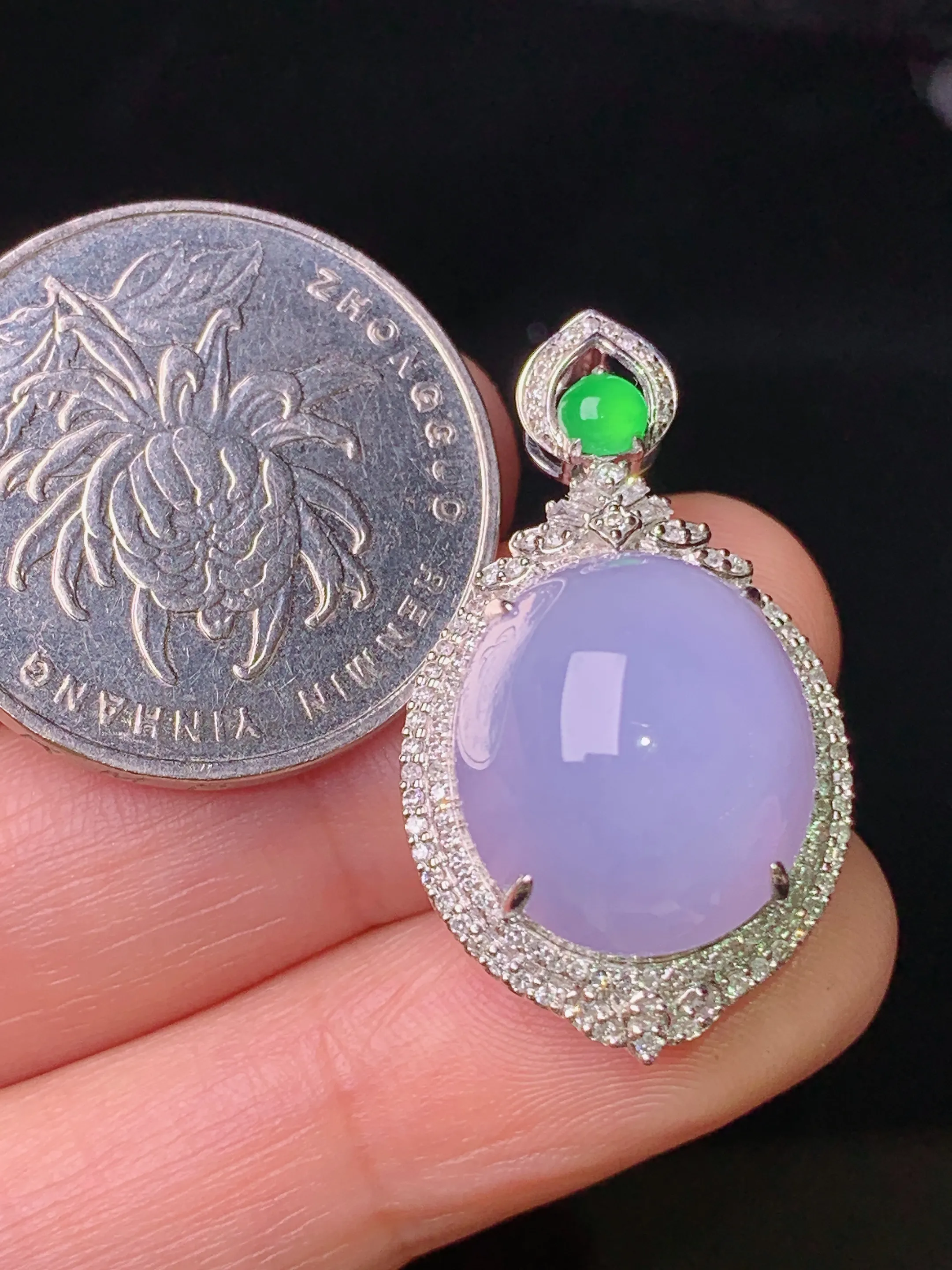 18k金钻镶嵌紫罗兰蛋面吊坠 玉质细腻 色泽清新艳丽 整体尺寸30.8*17.7*13.5